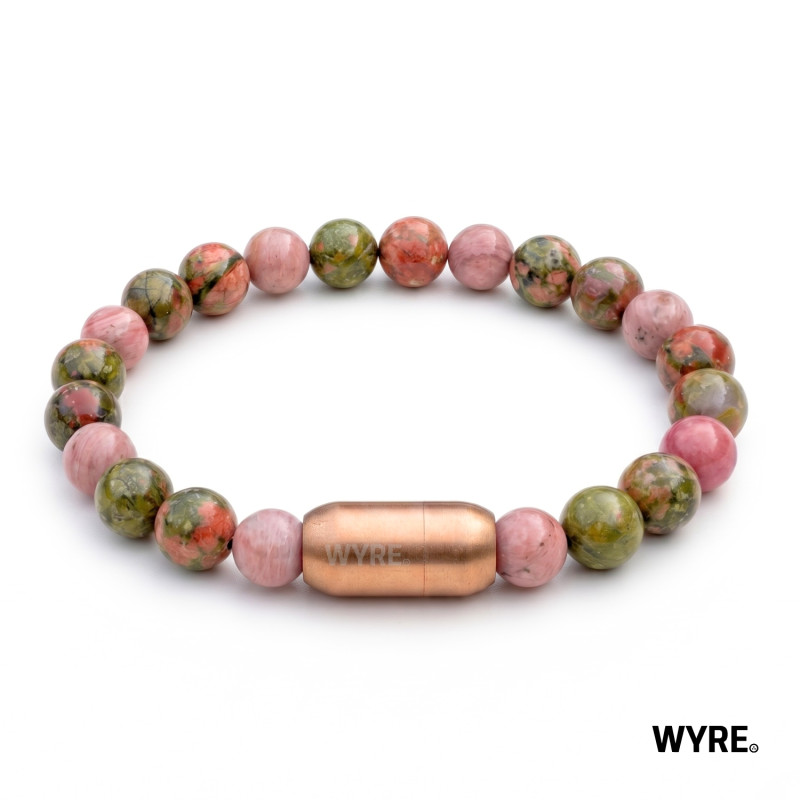 Krachtige Edelsteen Armband
Breng de perfecte balans tussen de ruwe natuur en zachte elegantie om je pols met de WYRE Moss & Blossom armband. Deze unieke armband weerspiegelt het contrast van de seizoenen: de diepe, aardse mosgroene tinten gecombineerd met de frisse, zachtroze gloed van vroege bloesem. Een stijlvolle eyecatcher die perfect past bij zowel een casual, alledaagse look als een formele outfit.

De armband is met zorg opgebouwd uit hoogwaardige natuurstenen met een uniek karakter. De gespikkelde, diepgroene kralen vormen een prachtig organisch contrast met de gem&ecirc;leerde terracotta en zachtroze tinten. Dit zorgt voor een luxe, levendige uitstraling die gegarandeerd de aandacht trekt.

Sterke metalen interne draad: De basis van deze armband bestaat uit een hoogwaardige, metalen binnendraad. Hierdoor is de armband nagenoeg onbreekbaar, flexibel en extreem duurzaam.

Krachtige Mat rose magneetsluiting: De robuuste, industri&euml;le magneetsluiting klikt in een handomdraai stevig vast. Je doet de armband moeiteloos zelf om en af, terwijl je er zeker van bent dat hij de hele dag veilig blijft zitten.

✓ Voor haar
✓ 8mm natuurstenen
✓ Stevige, stainless steel magnetische sluiting.
✓ Handgemaakt in Nederland.
✓ Inclusief metalen luxe WYRE travel/cadeau case.