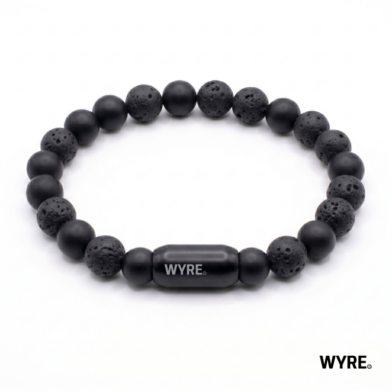 Geboren uit Vuur, Gemaakt voor de Eeuwigheid
Geef je stijl een ongetemde, krachtige boost met de Magma Core armband. Deze armband is ge&iuml;nspireerd op de rauwe elementen van de aarde en combineert een robuuste, natuurlijke look met een modern, industrieel design. Het is het ultieme statement-piece voor wie houdt van een stoere, karaktervolle uitstraling.

Echte Vulkaansteen: Gevormd door de intense hitte van vloeibaar magma. De karakteristieke, poreuze structuur geeft elke afzonderlijke kraal een doorleefd en uniek karakter.

Matte Zwarte Natuursteen: De diepzwarte, matte kralen vormen de perfecte, strakke tegenhanger. Ze geven de armband een moderne, luxe en rustige balans.

Onbreekbare Kern: Een IJzersterke Constructie Waar de meeste kralenarmbanden na verloop van tijd uitrekken of knappen, doet de Magma Core zijn naam eer aan. In de kern van deze armband bevindt zich een ijzersterke, metalen interne draad. Dit maakt de armband nagenoeg onbreekbaar. Hij is ontworpen om intensief dagelijks gebruik moeiteloos te doorstaan, zonder zijn vorm te verliezen.

Sterke Magneetsluiting: Geen gedoe met lastige sluitingen of elastiek dat knelt. De Magma Core is uitgerust met een hoogwaardige, extra sterke magneetsluiting. Je klikt de armband met &eacute;&eacute;n hand eenvoudig om je pols. De magneet klikt stevig vast en blijft de hele dag betrouwbaar op zijn plek zitten, wat je ook doet.

✓ Unisex
✓ Zwarte natuursteenkralen 8mm
✓ Stevige, stainless steel magnetische sluiting.
✓ Handgemaakt in Nederland.
✓ Inclusief metalen luxe WYRE travel/cadeau case