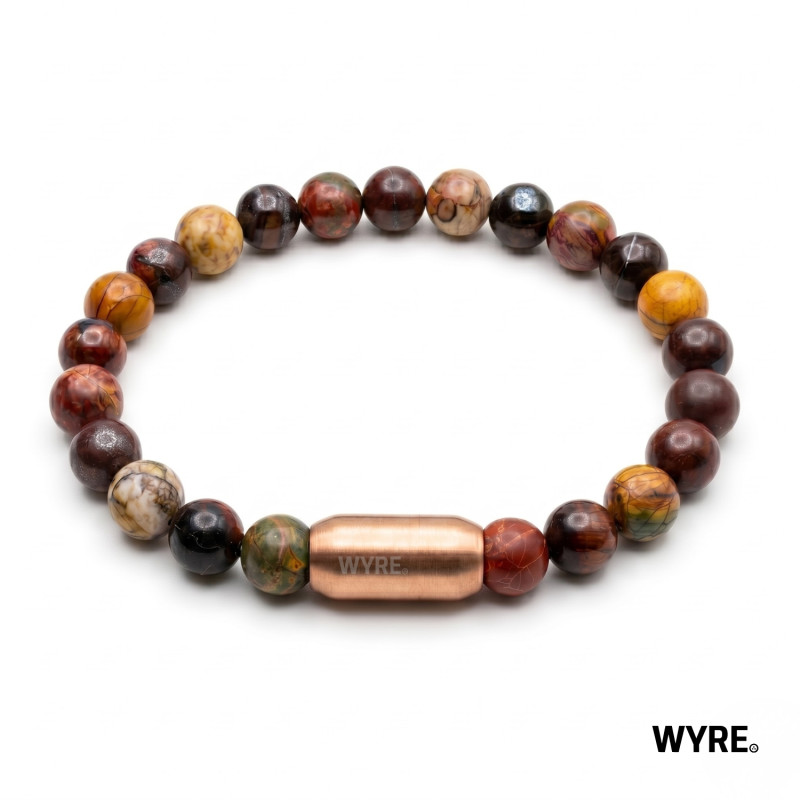 Een uniek meesterwerk uit de natuur
De armband is vakkundig geregen met natuurlijke rode Picasso-kralen. Elke steen is volkomen uniek en toont een prachtig, warm kleurenpalet van dieprood, okergeel, aards bruin en subtiele grijstinten. De natuurlijke, marmerachtige aderen in de kralen doen denken aan een abstract schilderij, vandaar de naam 'Picasso'. Het zorgt ervoor dat geen twee armbanden ter wereld exact hetzelfde zijn.

Om het levendige ontwerp in balans te brengen, is de armband voorzien van een hoogwaardige, mat ros&eacute;kleurige roestvrijstalen (stainless steel) magneetsluiting. Deze strakke sluiting vormt een prachtig contrast met de natuurlijke kralen en geeft het sieraad een eigentijdse, stoere touch. Bovendien biedt de sterke magneet ultiem draaggemak: je klikt de armband moeiteloos en razendsnel met &eacute;&eacute;n hand vast.

✓ Unisex
✓ 8mm edelstenen
✓ Stevige, stainless steel magnetische sluiting.
✓ Handgemaakt in Nederland.
✓ Inclusief metalen luxe WYRE travel/cadeau case.