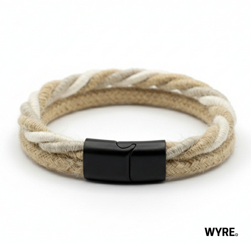 The Nomad - Ruw en geraffineerd
Voor wie houdt van een rauw randje. The Nomad Double Jute combineert het beste van twee werelden: de aardse, robuuste textuur van dubbelgevlochten jute en het industri&euml;le gemak van een hoogwaardige RVS magneetsluiting. Een sieraad dat niet alleen vertelt waar je bent geweest, maar ook waar je naartoe gaat. Puur, onverwoestbaar en tijdloos.
