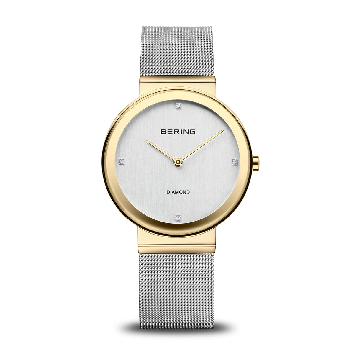  De BERING 10135-010 combineert strak minimalisme met een vleugje glamour. De glanzende goudkleurige kast vormt een elegant contrast met de zilverkleurige Milanese band &ndash; een subtiel bicolor-effect dat klasse en moderniteit uitstraalt. Op de geborstelde wijzerplaat fonkelen vier echte diamanten zachtjes in het licht.  Ge&iuml;nspireerd door de helderheid van het Noordpoolgebied, staat BERING voor tijdloze eenvoud. Met zijn ultradunne kast, krasbestendig saffierglas en betrouwbaar kwartsuurwerk is dit horloge perfect voor elke dag &ndash; en elke gelegenheid. 