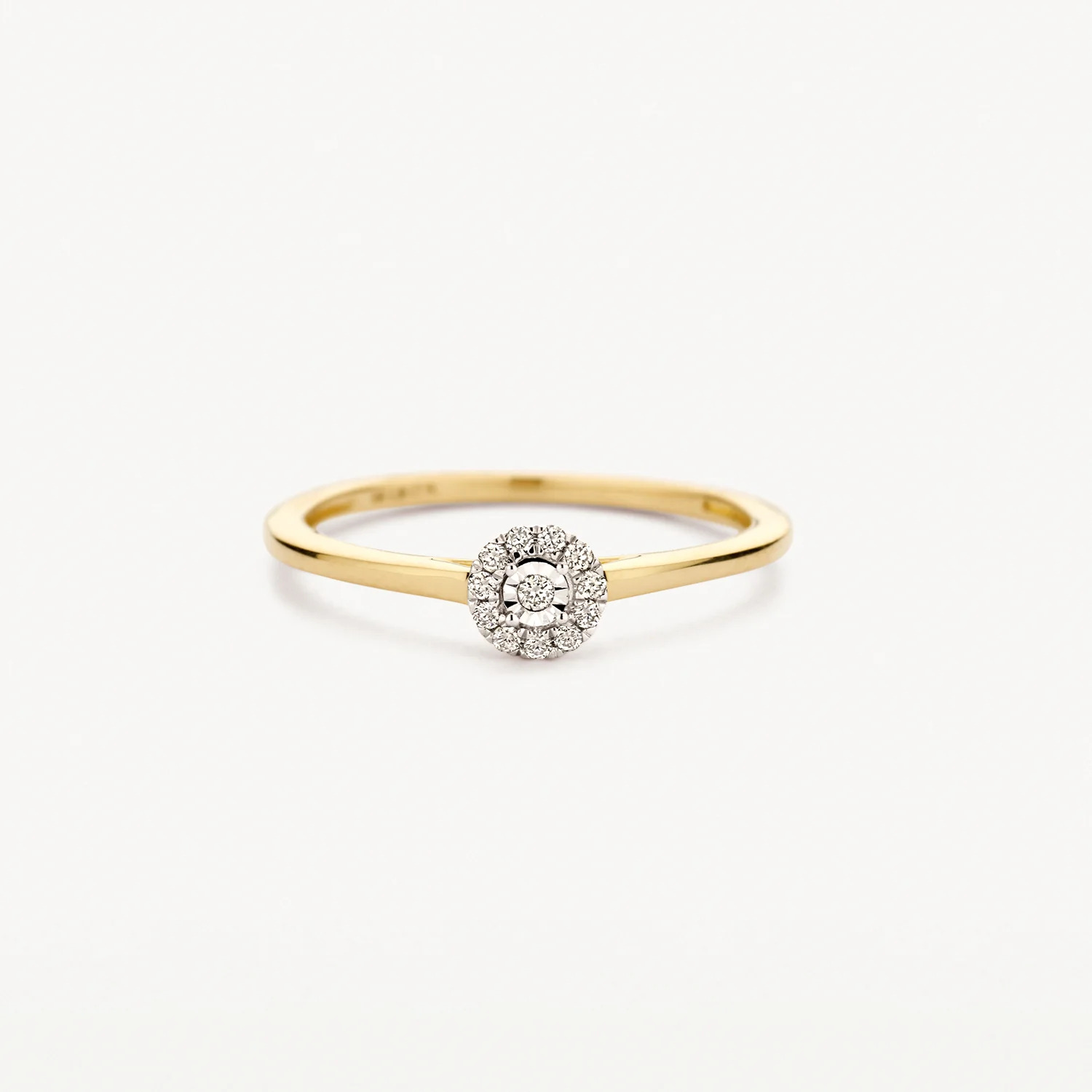 Deze prachtige BLUSH DIA1678BDI/54 ring is voorzien van een schitterende diamant van 0,08 karaat. Het design is elegant en tijdloos, perfect voor elke gelegenheid. Draag deze ring alleen voor een subtiele touch of combineer met andere sieraden voor een luxe uitstraling. De ring is gemaakt van hoogwaardig materiaal en van hoge kwaliteit vakmanschap. Maak elke look compleet met deze schitterende ring!