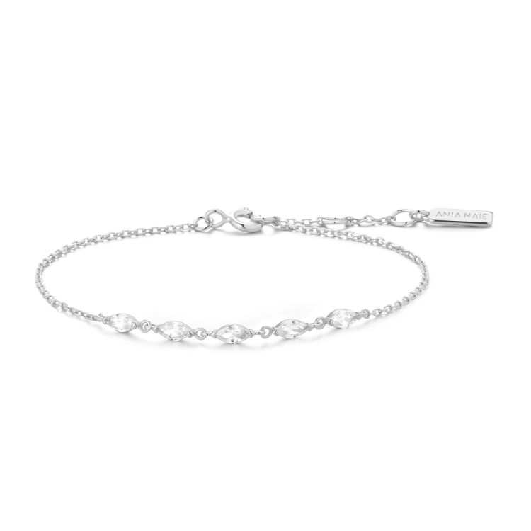 De Ania Haie vergulde armband met modelnummer B075-03H is een verfijnd sieraad dat perfect past binnen de categorie juwelen, specifiek een armband. Deze armband is ideaal te dragen als een elegant accent bij zowel casual als chique outfits. Draag hem solo voor een minimalistische look of combineer met andere armbanden voor een gelaagde stijl.