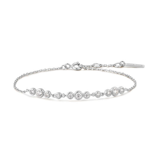 De Ania Haie zilveren armband, valt onder de categorie sieraden en specifiek onder het type armband. Deze elegante en tijdloze armband is ideaal om dagelijks te dragen of voor speciale gelegenheden. Combineer hem met andere zilveren sieraden voor een gelaagde look of draag hem solo voor een subtiele elegantie.