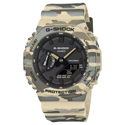 Casio G-Shock GA-2100CM-5AER met de herkenbare achthoekige kast van de populaire GA-2100 serie. Het unieke camouflagepatroon geeft dit G-Shock horloge een opvallend karakter. In het ontwerp zijn verschillende natuurlijke tinten gecombineerd met een subtiele metallic print, waardoor het horloge een stoere en moderne uitstraling krijgt.