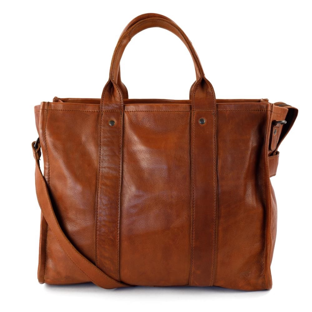 Stoere cognac hand- en schoudertas met laptopvak
Deze stoere cognac tas combineert stijl, functionaliteit en comfort in &eacute;&eacute;n tijdloos ontwerp. Dankzij de warme cognackleur en het robuuste design is deze tas perfect voor dagelijks gebruik, werk, school of zakelijke afspraken. De tas is zowel in de hand als over de schouder te dragen dankzij de afneembare en verstelbare schouderriem.
De ruime binnenkant biedt volop opbergruimte voor al je dagelijkse essentials. Het ge&iuml;ntegreerde laptopvak beschermt je laptop of tablet optimaal tijdens onderweg. Daarnaast beschikt de tas over een handig ritsvak aan de binnenzijde voor waardevolle spullen en twee steekvakken voor kleinere accessoires zoals je telefoon, sleutels of oplader.
Met zijn praktische formaat en stijlvolle uitstraling is deze cognac schoudertas ideaal voor wie op zoek is naar een veelzijdige werktas of laptoptas met een stoere look.
Kenmerken
Stoere hand- en schoudertas in cognac kleur
Te dragen in de hand of over de schouder
Afneembare en verstelbare schouderriem
Ruim hoofdvak met praktische indeling
Gevoerd laptopvak aan de binnenzijde
Binnenvak met ritssluiting
Twee handige steekvakken binnenin
Ideaal als werktas, schooltas of dagelijkse tas
Afmetingen
Hoogte: 32 cm
Breedte: 38 cm
Diepte: 14 cm
Deze stijlvolle cognac tas biedt de perfecte combinatie van elegantie, gebruiksgemak en opbergruimte voor iedere dag.