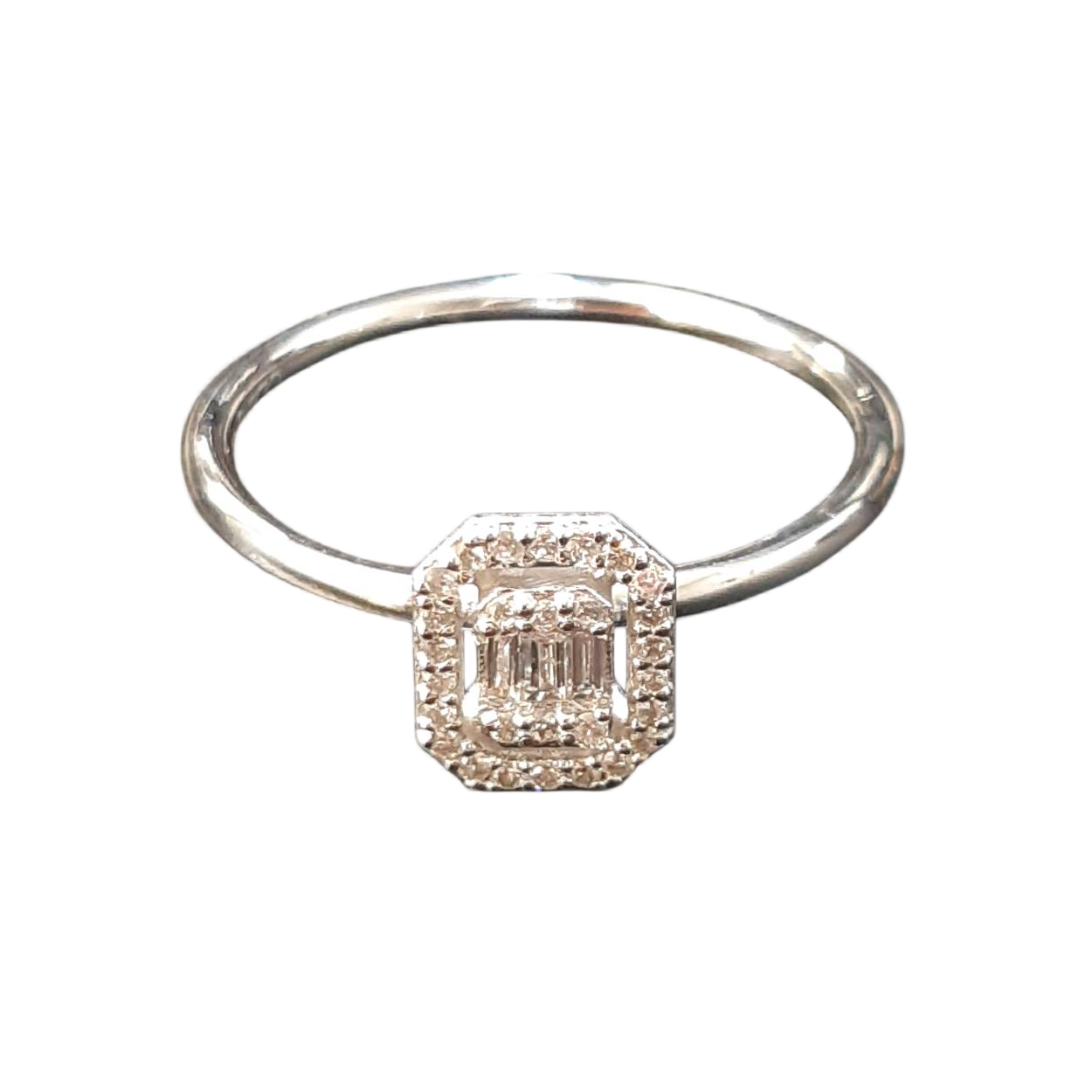 De Diamant ring BREA-0002809 is een elegante gouden ring (14kt) met diamanten van 0.08 f si en 0.04 bg, in baguette slijpvorm. De ring is glanzend wit en maat 54. Draag hem als verfijnd accessoire bij zowel formele als informele gelegenheden voor een vleugje luxe. Perfect voor dagelijkse elegantie of speciale momenten.