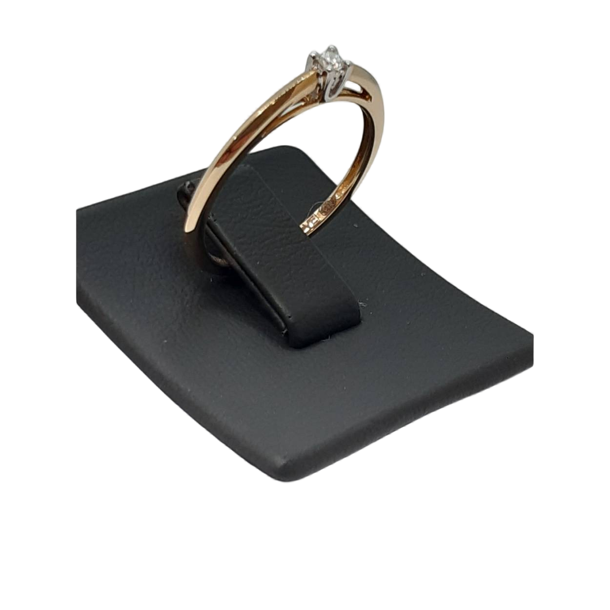 Dit product, modelnummer BREA-000290, is een prachtige 14k geelgouden ring met 0.04 karaat diamant. Kenmerken zijn onder andere een glanzende afwerking en een verfijnde uitstraling. Draag deze ring om je stijl te accentueren, perfect voor zowel alledaags gebruik als speciale gelegenheden. Verkrijgbaar in maat 55. Een tijdloos sieraad dat elke outfit complimenteert.