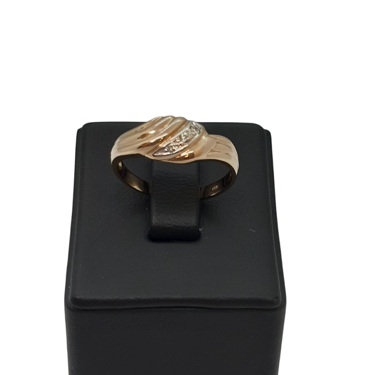 De Diamant Ring 14kt met modelnummer BREA-000218 heeft een elegante diamant van 0.04 karaat en is gemaakt van 14-karaats goud. Deze gouden, glanzende ring in maat 55 is perfect voor speciale gelegenheden. Draag hem alleen voor een verfijnde look of samen met andere ringen voor een trendy, gelaagd effect.