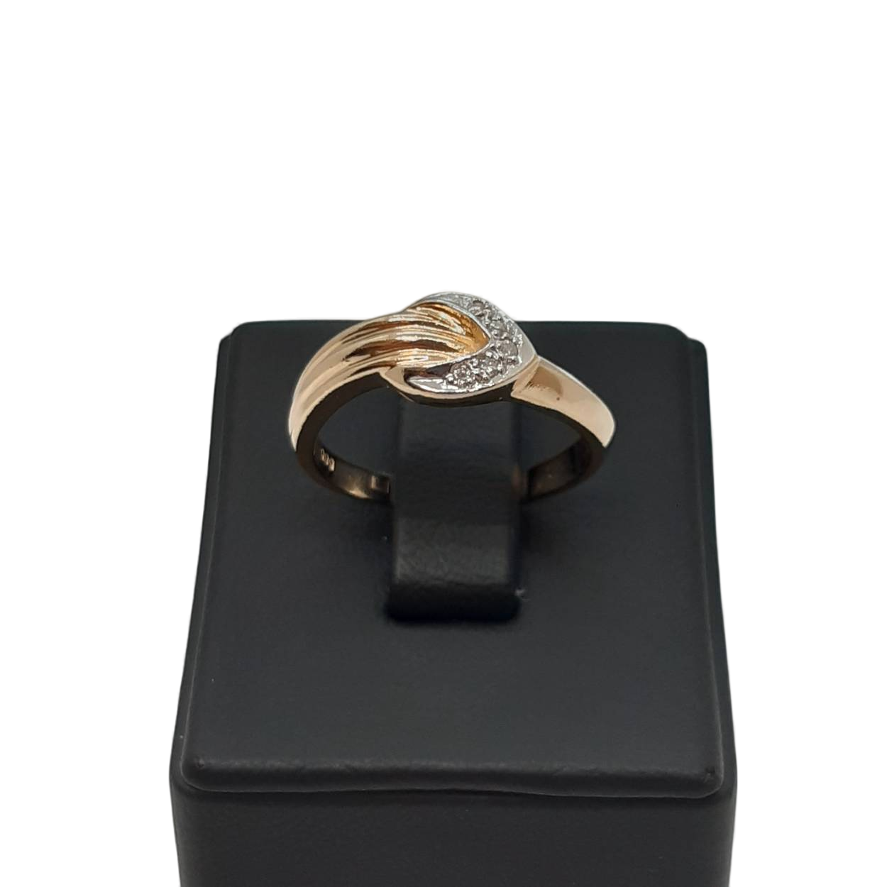 De diamant gouden ring BREA-000217 is een schitterend juweel uit de categorie ring, vervaardigd van goud in een bicolor uitvoering. Met een elegante glans en een diamanten inzetstuk ademt deze ring luxe en verfijning. Perfect voor speciale gelegenheden of als dagelijkse verfijning, draag hem op zichzelf of gecombineerd met andere sieraden voor een stijlvol statement. Ringmaat: 56.