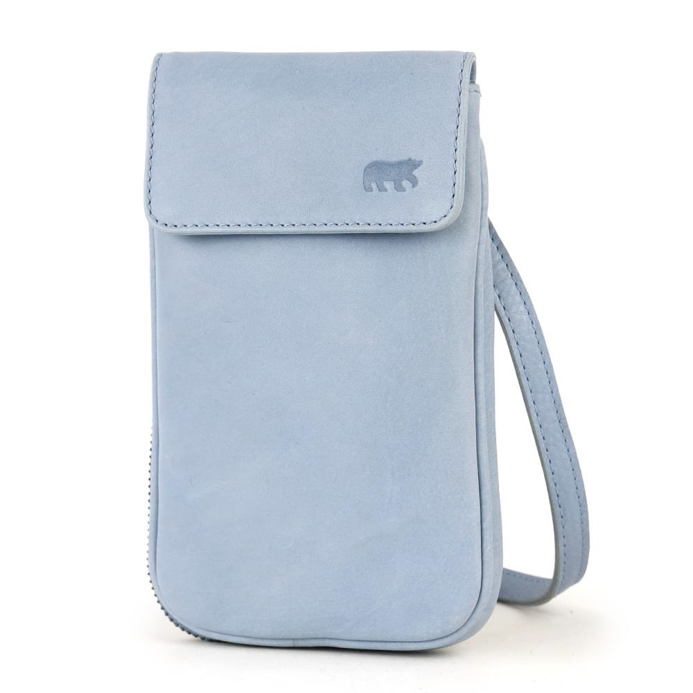 Telefoontasje Romee uit de Callisto-Pelle collectie is het perfecte compacte tasje voor een wandeling, een dagje of avondje uit en nog veel meer. Ondanks het slanke formaat biedt de Romee voldoende ruimte voor je telefoon, sleutels, een klein portemonneetje of bril. Niet voor niets is dit model een favoriet bij zowel dames als heren.
Misschien komt het model je bekend voor: de Romee is namelijk de vernieuwde en grotere versie van bestseller &lsquo;Ahana&rsquo;. Met extra ruimte en een praktische indeling is dit een ideale upgrade.
Het hoofd- of telefoonvak is afsluitbaar met een dubbele drukknoop, zodat je telefoon veilig opgeborgen is. Aan de achterzijde bevindt zich een ritsvak met extra opbergmogelijkheden, waaronder pasjesvakken.
Productspecificaties
Afmetingen: 20,5 x 12 x 2,5 cm (h x b x d)
Gewicht: ca. 230 gram
Materiaal: 100% echt runderleer (Callisto-Pelle)
Indeling:
Hoofd-/telefoonvak afsluitbaar met dubbele drukknoop
Afmetingen hoofdvak: 18 x 10 cm (h x b)
Ritsvak aan de achterzijde
3 pasjesvakken
Ritsvakje van 11 cm (b)
Schouderband: Afneembaar en verstelbaar
Maximale lengte: ca. 120 cm
Breedte: 1,2 cm
Kleuren: Verkrijgbaar in verschillende kleuren
Een stijlvol, lichtgewicht en praktisch tasje dat je overal mee naartoe neemt.