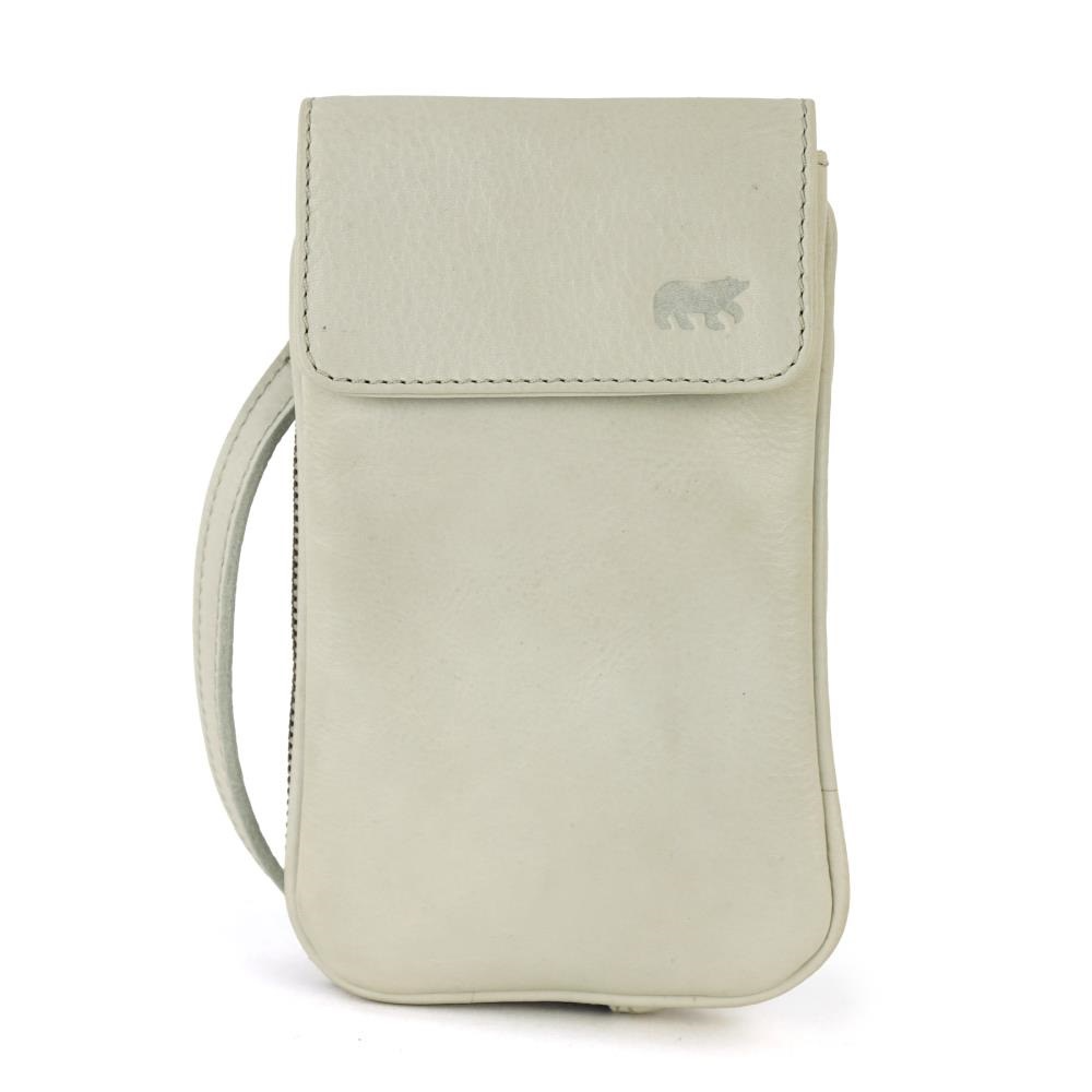 Telefoontasje Romee uit de Callisto-Pelle collectie is het perfecte compacte tasje voor een wandeling, een dagje of avondje uit en nog veel meer. Ondanks het slanke formaat biedt de Romee voldoende ruimte voor je telefoon, sleutels, een klein portemonneetje of bril. Niet voor niets is dit model een favoriet bij zowel dames als heren.
Misschien komt het model je bekend voor: de Romee is namelijk de vernieuwde en grotere versie van bestseller &lsquo;Ahana&rsquo;. Met extra ruimte en een praktische indeling is dit een ideale upgrade.
Het hoofd- of telefoonvak is afsluitbaar met een dubbele drukknoop, zodat je telefoon veilig opgeborgen is. Aan de achterzijde bevindt zich een ritsvak met extra opbergmogelijkheden, waaronder pasjesvakken.
Productspecificaties
Afmetingen: 20,5 x 12 x 2,5 cm (h x b x d)
Gewicht: ca. 230 gram
Materiaal: 100% echt runderleer (Callisto-Pelle)
Indeling:
Hoofd-/telefoonvak afsluitbaar met dubbele drukknoop
Afmetingen hoofdvak: 18 x 10 cm (h x b)
Ritsvak aan de achterzijde
3 pasjesvakken
Ritsvakje van 11 cm (b)
Schouderband: Afneembaar en verstelbaar
Maximale lengte: ca. 120 cm
Breedte: 1,2 cm
Kleuren: Verkrijgbaar in verschillende kleuren
Een stijlvol, lichtgewicht en praktisch tasje dat je overal mee naartoe neemt.