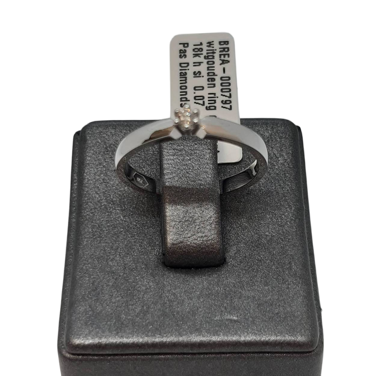 De witgouden ring met diamant, modelnummer BREA-000797, is een verfijnd sieraad gemaakt van 18-karaats goud. Met een glanzende afwerking en een H SI diamant van 0,07 karaat, straalt deze ring elegantie uit. Perfect te dragen als verfijnd accessoire bij zowel formele als casual outfits. Verkrijgbaar in maat 54.