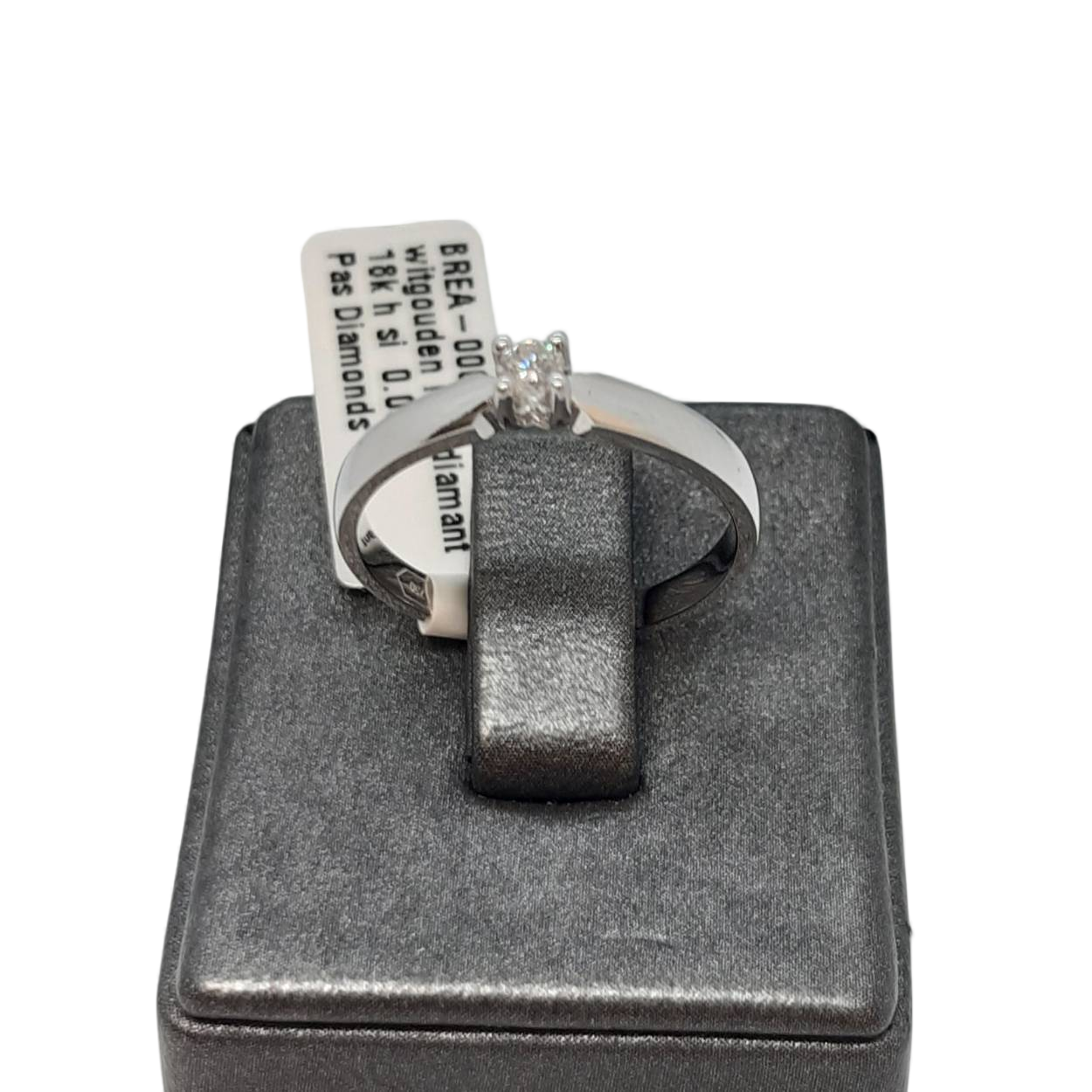 De witgouden ring model BREA-000798 is vervaardigd van 18 karaats goud en bevat een diamant van 0.09 karaat met helderheid H SI. Deze elegante ring straalt een subtiele glans uit en is perfect voor speciale gelegenheden of dagelijks gebruik. Draag hem solo voor een verfijnde look of combineer met andere sieraden voor extra glamour. Geschikt voor maat 54.