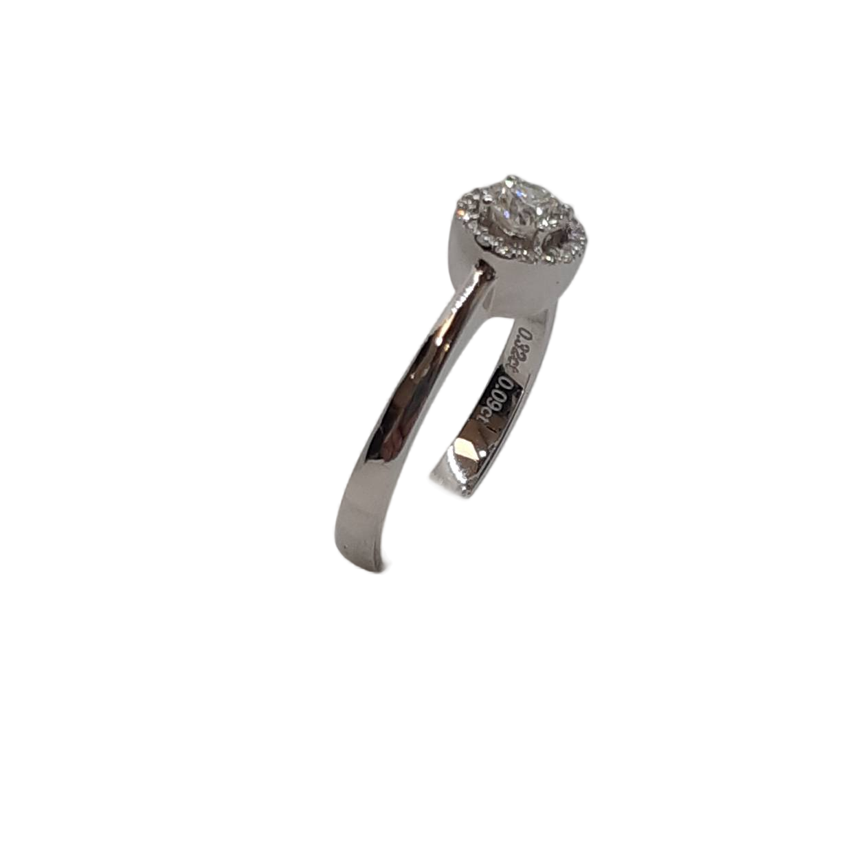 De Diamanten Verlovingsring, modelnummer BREA-0002757, is een elegante ring van 14 karaat witgoud. Deze fonkelende ring bevat 19 SI1-zuiverheid ronde diamanten van kleur F (Fijn wit+ River). Perfect om te dragen als statement piece of als romantisch geschenk. Ideaal voor dagelijks gebruik of speciale gelegenheden. Beschikbare maat: 54.