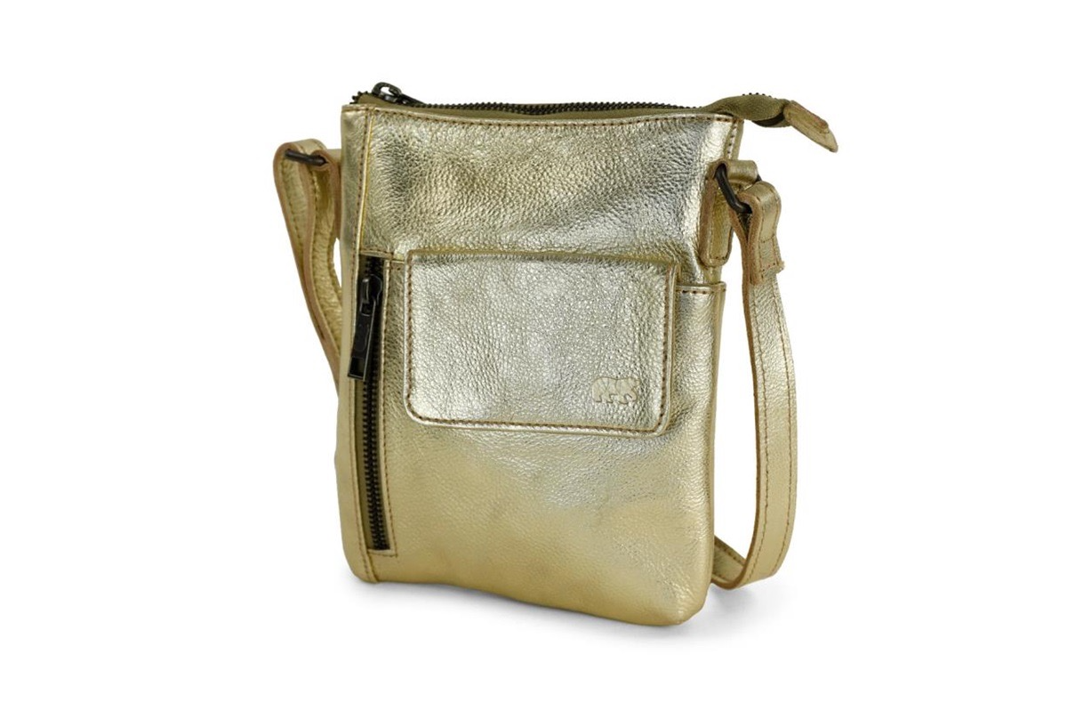 Davide Crossbody Tas &ndash; Brown
De Davide crossbody tas combineert stijl en functionaliteit in een compact ontwerp. Uitgevoerd in een elegante roze kleur, is deze tas perfect voor dagelijks gebruik of een avondje uit.

Aan de voorzijde bevindt zich een handige klep met ritssluiting voor extra veiligheid, terwijl de achterzijde is voorzien van een blinde sluiting &ndash; ideaal voor snelle, veilige toegang. De verstelbare schouderriem zorgt voor optimaal draagcomfort, afgestemd op jouw voorkeur.

Binnenin biedt de tas &eacute;&eacute;n ruim hoofdvak, aangevuld met een ritsvak en meerdere steekvakken, ideaal om pasjes en kleine essentials overzichtelijk op te bergen.

Afmetingen:
Hoogte 20cm x breed 16cm x diep 4cm