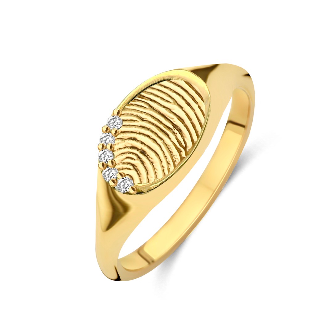 De Signet Touch ring Pav&eacute;  is vervaardigd uit 14-karaats goud en heeft de klassieke, robuuste vorm van een zegelring.

Het oppervlak van de ring kan worden gepersonaliseerd met een unieke 3D vingerafdruk, die met innovatieve 3D-techniek in reli&euml;f wordt verwerkt.

De subtiele diamant voegt een luxueuze en sprankelende touch toe en maakt deze ring een tijdloos en betekenisvol sieraad dat stijl en emotie perfect combineert.