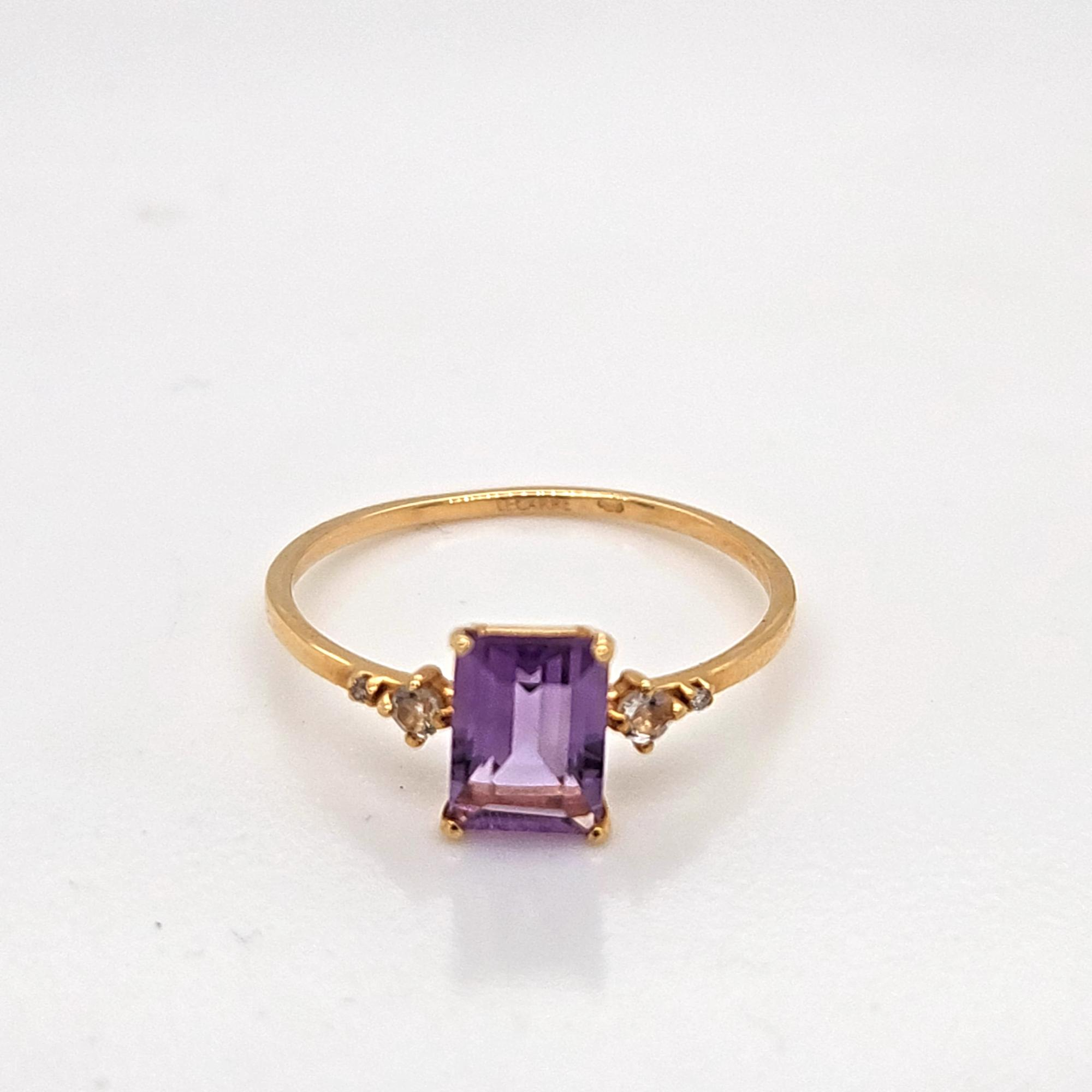 Der Ring Gold 750 mit Amethyst und Brillant, Modellnummer GA157AM.15, besticht durch seine edle Verarbeitung aus 18 Karat Gold. Ein funkelnder Amethyst im Mittelpunkt und Brillanten verleihen dem Schmuckst&uuml;ck Eleganz. Perfekt f&uuml;r besondere Anl&auml;sse oder als t&auml;gliches Highlight. Tragen Sie ihn einzeln oder kombinieren Sie ihn mit weiteren Schmuckst&uuml;cken f&uuml;r einen stilvollen Look.