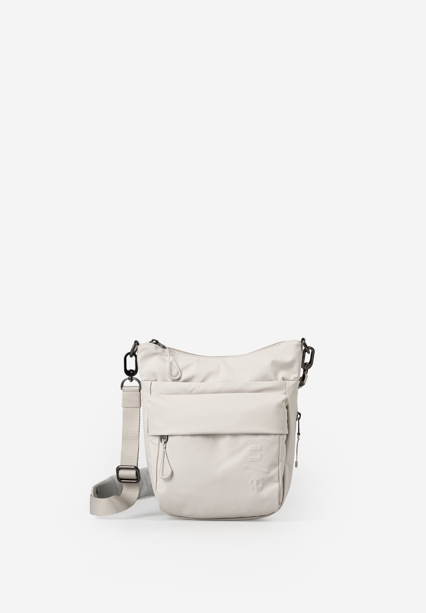a/u by aunts & uncles &ndash; YURA RE LITE Crossbodytas Linen
De YURA RE LITE van a/u by aunts & uncles is een stijlvolle en functionele crossbodytas met een sportieve uitstraling. Dankzij het compacte formaat, het lichte gewicht en het duurzame materiaal is deze tas perfect voor dagelijks gebruik, reizen of een actieve dag onderweg. Het moderne design van stevig geweven ripstop-materiaal van gerecycled nylon en katoen geeft de tas een stoere en eigentijdse look.
De tas beschikt over een ruim hoofdvak met ritssluiting waarin je eenvoudig al je dagelijkse essentials meeneemt. Voor spullen die je snel bij de hand wilt hebben, zijn er meerdere handige ritsvakken aan de voor- en achterkant aanwezig. Binnenin vind je daarnaast een extra ritsvak, een steekvak voor bijvoorbeeld je smartphone en een praktisch sleutelkoord.

Extra handig is de uitbreidbare inhoud dankzij de rondom geplaatste ritssluiting. Zo cre&euml;er je eenvoudig extra ruimte wanneer je meer wilt meenemen. De verstelbare schouderriem met schouderpad zorgt voor optimaal draagcomfort, ook tijdens langere dagen onderweg.

Kenmerken
Compacte en lichte crossbodytas
Gemaakt van gerecycled nylon en katoen
Waterafstotend en slijtvast ripstop-materiaal
Hoofdvak met ritssluiting
Ritsvak aan voor- en achterkant
Extra voorvak met verborgen ritssluiting
Binnenvak met ritssluiting
Steekvak voor smartphone of kleine essentials
Praktisch sleutelkoord aan de binnenzijde
Uitbreidbaar volume dankzij rondom lopende ritssluiting
Verstelbare schouderriem met comfortabel schouderpad
Duurzame voering van gerecycled polyester
Subtiele a/u reli&euml;fopdruk
Specificaties
Kleur: Linen
Afmetingen: ca. 21 x 10&ndash;14 x 25 cm
Inhoud: ca. 7 liter
Gewicht: ca. 0,360 kg
Lengte schouderriem: ca. 95 &ndash; 120 cm
Collectie: Japan RE Lite
Deze veelzijdige schoudertas combineert functionaliteit, duurzaamheid en modern design in &eacute;&eacute;n compacte tas voor iedere dag.
