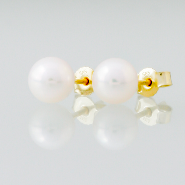 Gouden oorstekers met Akoya parels van 3.75mm.