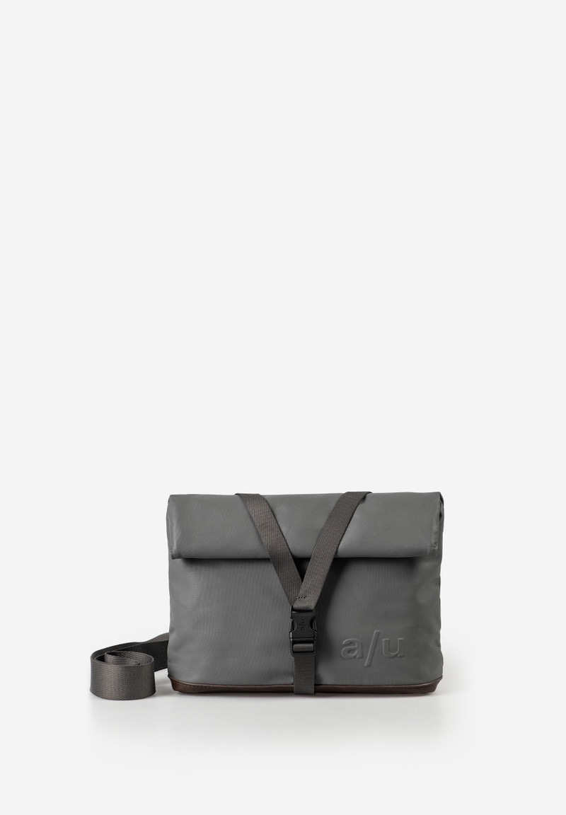 a/u by aunts & uncles &ndash; YAO Japan Rolltop Schoudertas Night Blue
De YAO van a/u by aunts & uncles combineert innovatief design met slimme opbergruimte voor dagelijks gebruik en reizen. Deze ruime rolltop schoudertas uit de populaire Japan-collectie is gemaakt van waterafstotend canvas en biedt optimaal draagcomfort, functionaliteit en een moderne uitstraling. Dankzij de sportieve look en praktische details is deze tas ideaal voor onderweg, op de fiets of tijdens een dag in de stad.
De functionele rolltop-opening zorgt ervoor dat je het volume van de tas eenvoudig kunt uitbreiden wanneer je extra ruimte nodig hebt. De tas sluit veilig met drukknopen en een stevige steeksluiting. Daarnaast zijn de waterdichte ritsen perfect om je spullen te beschermen tegen regen en vocht.
Binnenin biedt de tas slimme opbergmogelijkheden, waaronder een ritsvak, een vak met leren lus en klittenbandsluiting voor bijvoorbeeld je smartphone en een handig sleutelkoord. De verstelbare schouderriem zorgt voor een comfortabele en stabiele pasvorm, ook tijdens het fietsen.
Kenmerken
Ruime rolltop schoudertas met uitbreidbaar volume
Gemaakt van waterafstotend canvas
Hoofdvak met rolltop- en omslagsluiting
Sluiting met drukknopen en steeksluiting
Waterdichte ritssluitingen
Ritsvak aan de achterkant
Binnenvak met ritssluiting
Smartphonevak met leren lus en klittenbandsluiting
Praktisch sleutelkoord aan de binnenzijde
Verstelbare schouderriem voor optimaal draagcomfort
Details van premium rundleer
Duurzame nylon voering met a/u-logo
Subtiele a/u reli&euml;fopdruk
Specificaties
Kleur: Night Blue
Afmetingen: ca. 25,5 x 6,5 x 19&ndash;27 cm
Gewicht: ca. 0,460 kg
Collectie: Japan
Deze stijlvolle rolltop tas is perfect voor wie houdt van een minimalistisch design, praktische functionaliteit en hoogwaardige materialen.