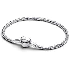 PANDORA ARMBAND 594236C00-17 is een elegante zilveren armband, met een gewicht van 12,3 gram. De afmetingen zijn 9,7 mm hoog, 10,7 mm breed en 8,4 mm diep. Draag deze tijdloze armband alleen voor een subtiele look of combineer met andere PANDORA sieraden voor een modieuze stapel-effect. Perfect voor elke gelegenheid!