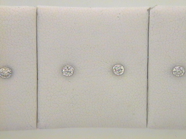 Die Sortiment Ohrstecker Silber mit Zirkonia (Modellnummer OS150272) bestehen aus 925 Sterling Silber und haben einen Steindurchmesser von 3,5 mm. Sie sind elegant und zugleich subtil, perfekt f&uuml;r den t&auml;glichen Gebrauch oder besondere Anl&auml;sse. Tragen Sie diese Ohrstecker solo oder in Kombination mit anderen Silberschmuckst&uuml;cken f&uuml;r einen stilvollen Look. Gewicht: 1g.