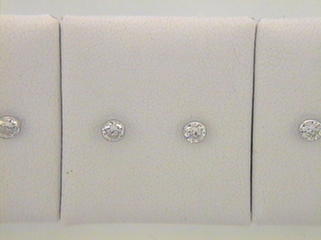 Das Produkt Sortiment Ohrstecker Silber Zirkonia 4mm (Modellnummer: OS150273) besteht aus 925er Sterlingsilber und besitzt einen Zirkonia-Stein. Es wiegt 1 g und geh&ouml;rt zur Kategorie Schmuck, speziell Stecker-Ohrringe. Perfekt f&uuml;r schlichte Eleganz im Alltag oder als dezenter Hingucker bei besonderen Anl&auml;ssen. Tragen Sie es, um jedes Outfit stilvoll aufzuwerten.
