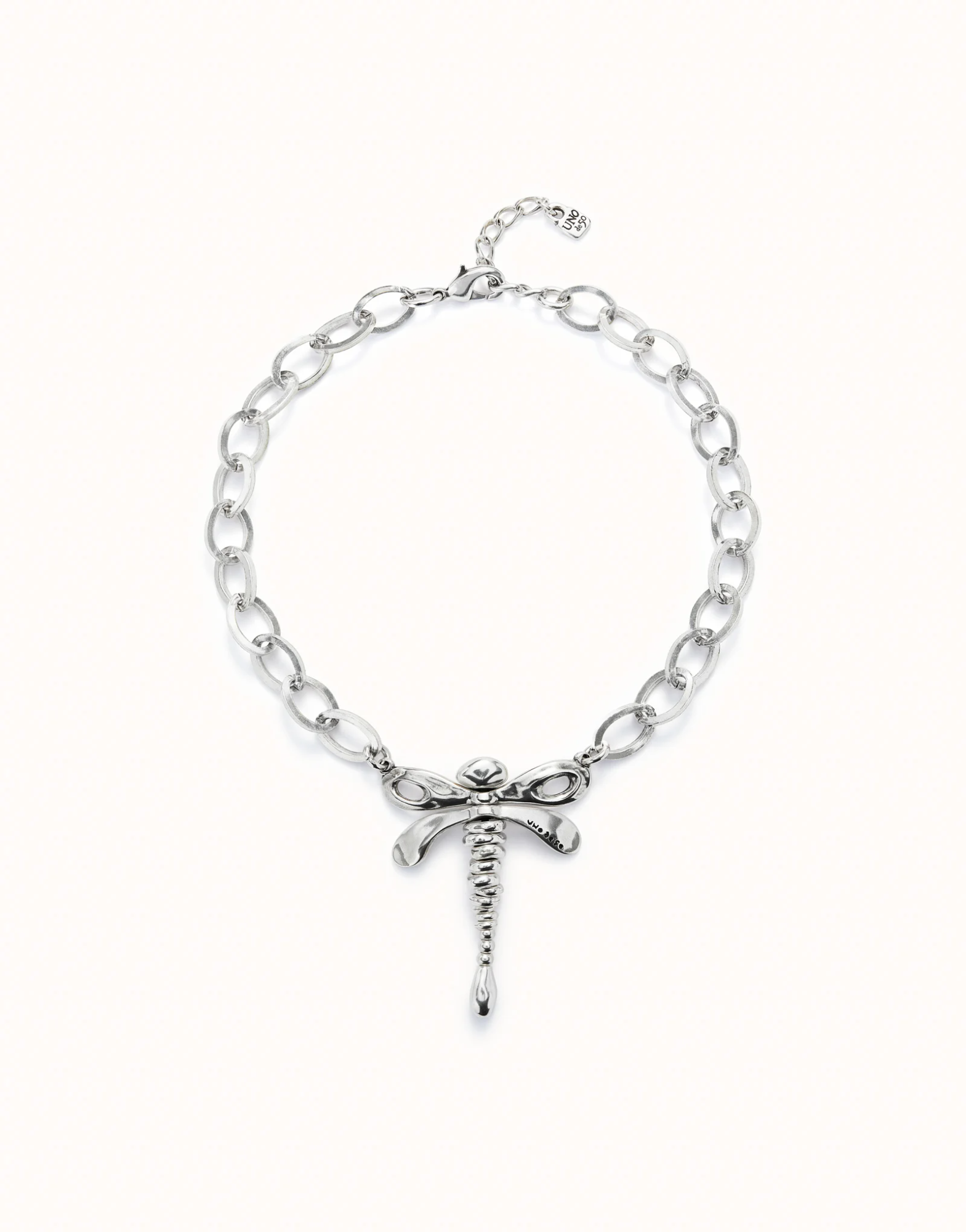 De dragonfly collier is een stijlvolle korte schakelketting met een libellehanger. Deze unieke halsketting voegt elegantie toe aan elke outfit. Draag deze ketting als een opvallend accessoire op een eenvoudige blouse of jurk voor een verfijnde look. Perfect voor zowel casual als formele gelegenheden.