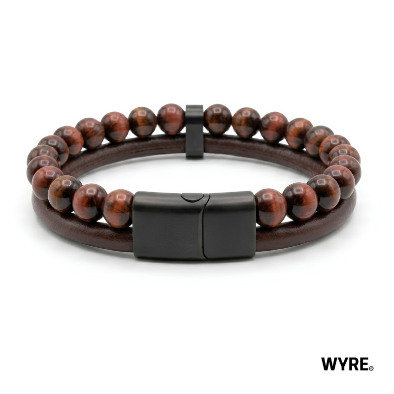 De ultieme balans tussen ruw en geraffineerd
Deze dubbele herenarmband combineert natuurlijke, aardse elementen met industri&euml;le stevigheid. Het is de perfecte accessoire voor de moderne man die houdt van een stoere, maar stijlvolle look. Hoogwaardige, natuurlijke materialen De 'Redwood' armband kenmerkt zich door een uniek dubbel design.

De onderste band is vervaardigd uit echt leder in een diepbruine kleur, dat soepel en comfortabel om de pols valt. De bovenste band is een ware blikvanger, geregen met prachtige donkerrode en bruine tijgeroog natuursteen kralen, subtiel afgewisseld met authentieke houten kralen. Deze warme kleurcombinatie geeft de armband een krachtig en luxueus karakter.

We weten dat een armband je dagelijkse avonturen moet kunnen bijhouden. Waar veel kralenarmbanden gebruikmaken van kwetsbaar elastiek, is de WYRE 'Redwood' voorzien van een sterke metalen interne draad. Hierdoor is de armband vrijwel onbreekbaar en behoudt hij altijd zijn perfecte vorm. 

✓ Materialen: RVS, natuursteen, hout en Echt leder
✓ Afmeting: 14x8 mm
✓ Kleur: bruin, zwart, roodbruin
✓ Sluiting: Stevige, magnetische schuifsluiting.
✓ Handmade: Handgemaakt in Nederland.
✓ Luxe travel case: Inclusief metalen luxe WYRE travel/cadeau case.