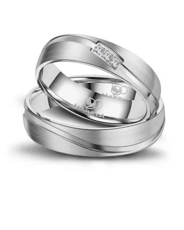 Sara-Marrya ring met 3 zirkonia's edelstaal in maat 50