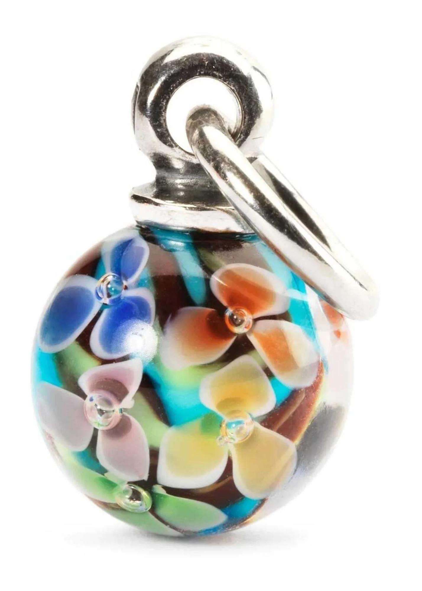 De Droombloesem hanger (Special Edition), modelnummer TAGBE-00097, is een unieke sieraad in de categorie JEWEL en type PENDANT. Deze verfijnde hanger is perfect voor wie een vleugje elegantie aan zijn outfit wil toevoegen. Draag het aan een subtiele ketting voor een stijlvolle en persoonlijke uitstraling, geschikt voor elke gelegenheid.