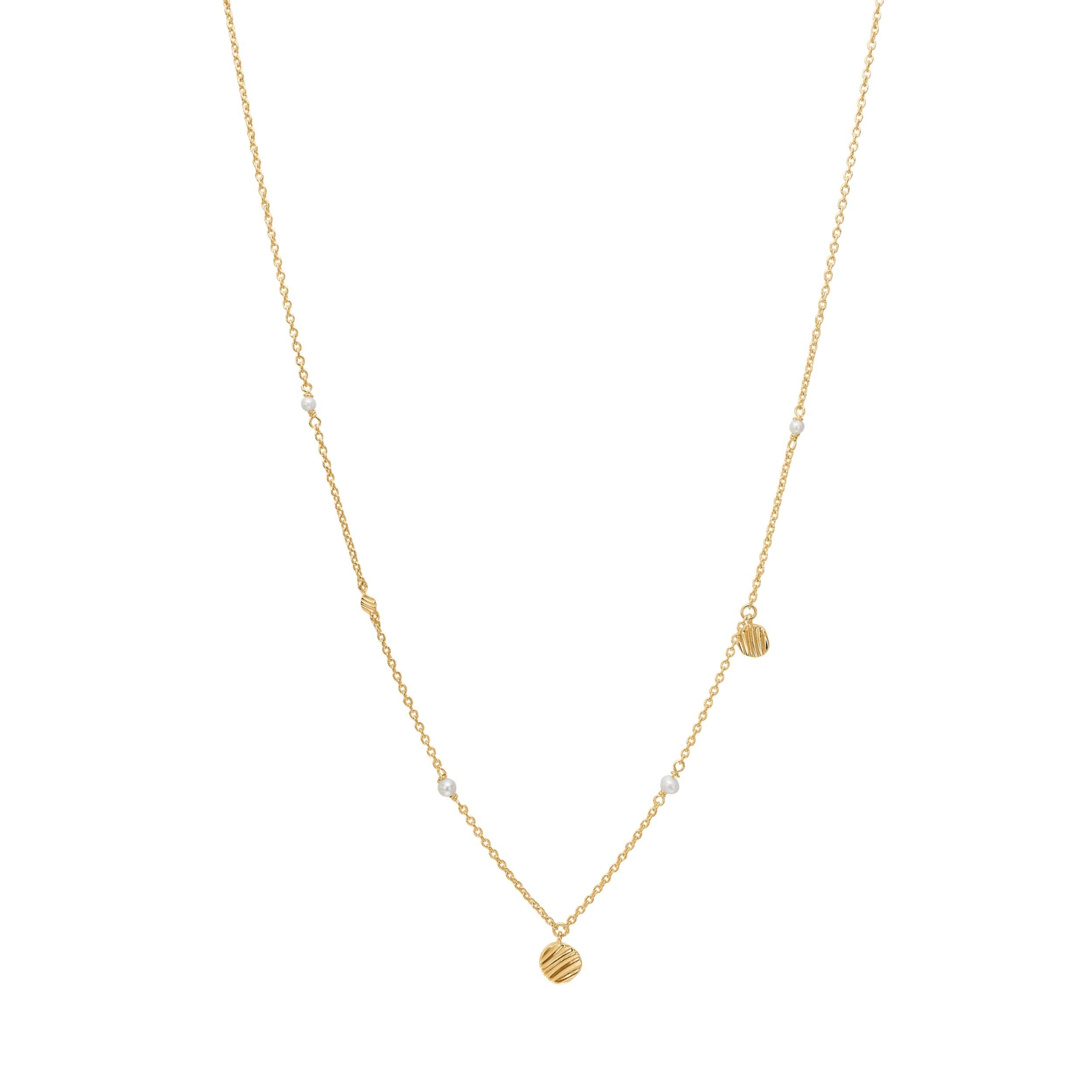 Die Halskette GP mit Perlen, Modellnummer 20260305900, ist eine elegante Perlenkette mit einer L&auml;nge von 42 cm. Sie geh&ouml;rt zur Kategorie Schmuck, speziell Halsketten. Diese zeitlose Kette passt perfekt zu eleganter Abendgarderobe oder als Highlight f&uuml;r den Alltag. Ideal kombinierbar mit einem schlichten Oberteil, um die Perlen hervorzuheben.