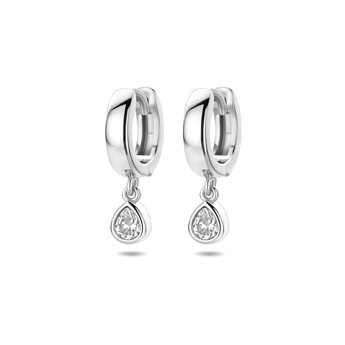 Gerhodineerd 925 zilveren klapoorringen uitgevoerd met zirkonia. De totale hoogte is 18mm.