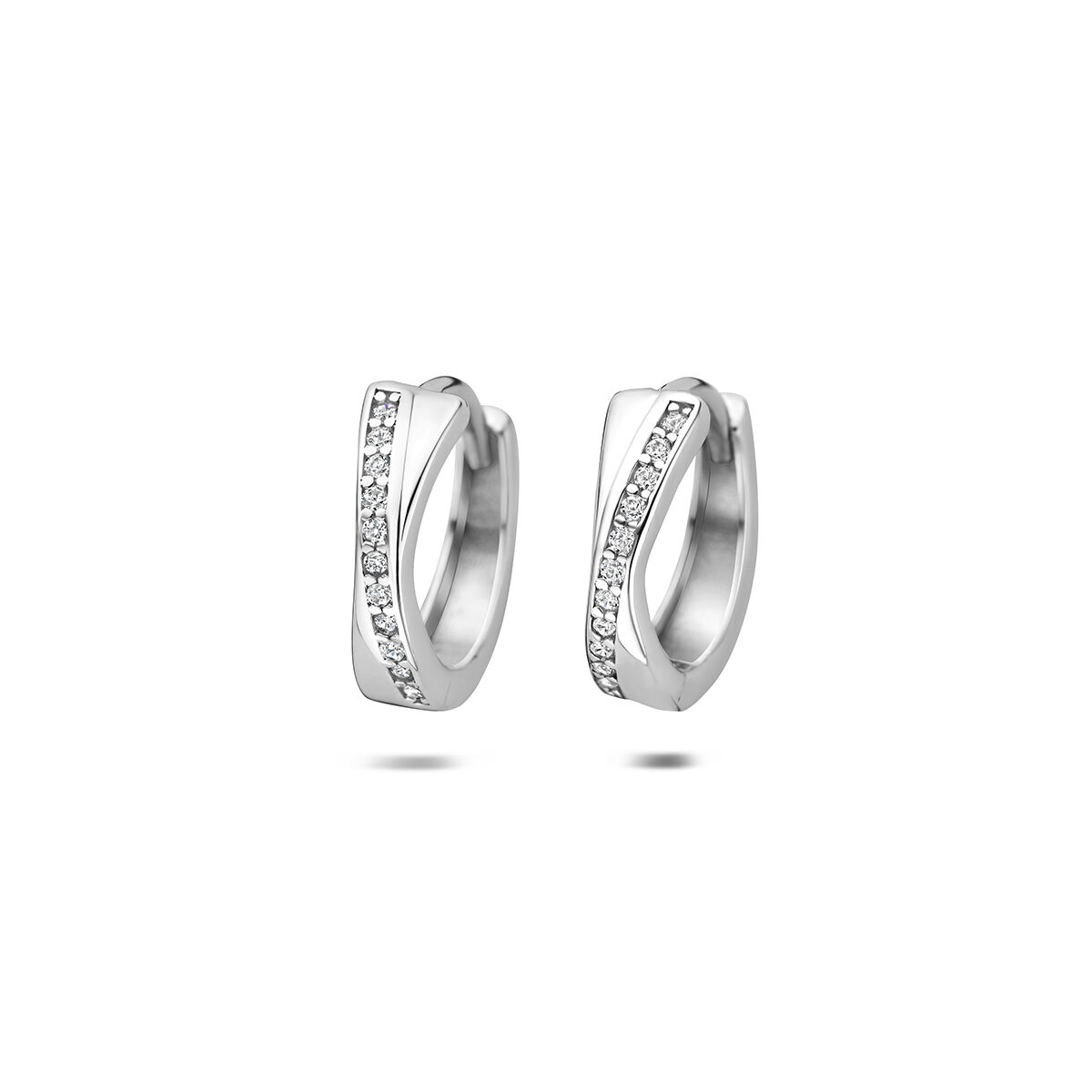 Gerhodineerd 925 zilveren klapoorringen uitgevoerd met zirkonia. De klapoorringen hebben een afmeting van 13x4mm.