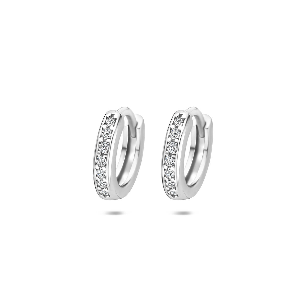Gerhodineerd 925 zilveren klapoorringen uitgevoerd met zirkonia. De klapoorringen hebben een afmeting van 13x2,5mm