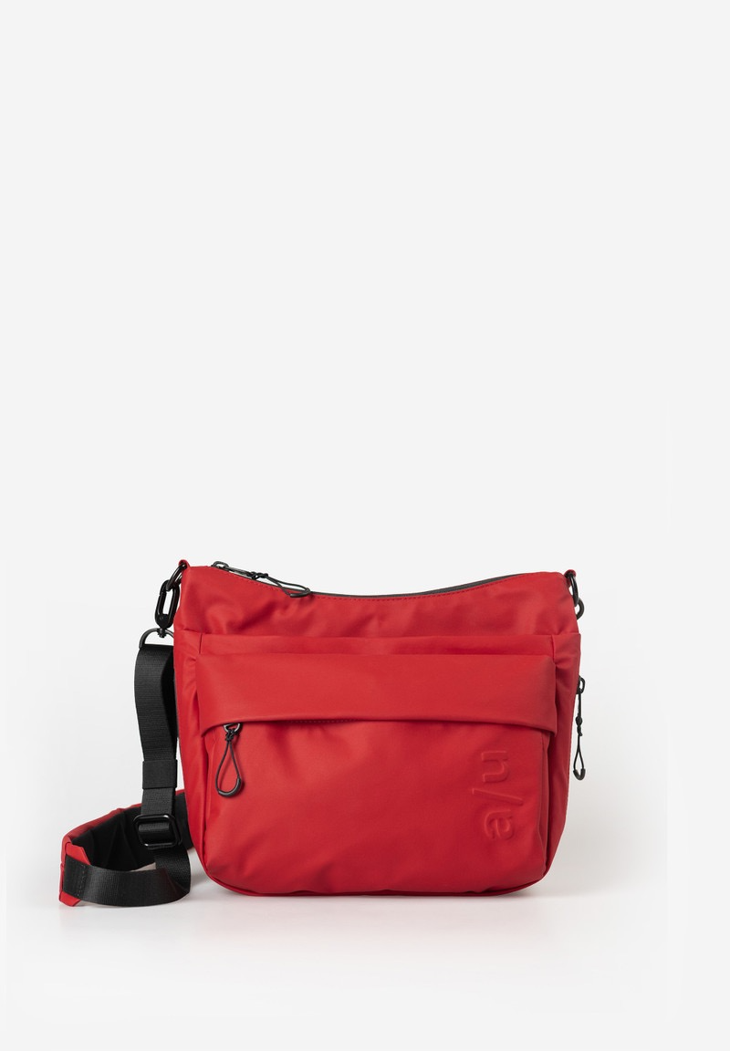 a/u by aunts & uncles &ndash; Crossbodytas TODORI RE LITE | red
De TODORI RE LITE crossbodytas van a/u by aunts & uncles is lichtgewicht, knuffig en verrassend ruim. Deze moderne tas is gemaakt van robuust gerecycled nylon en combineert een compact formaat met slimme, overzichtelijke opbergruimte. Ideaal voor dagelijks gebruik, een dagje stad of onderweg naar werk en vrije tijd.
Het hoofdvak met rits biedt voldoende plaats voor je dagelijkse essentials en kan dankzij de uitbreidbare rits eenvoudig in volume worden vergroot. Voor spullen die je snel bij de hand wilt hebben, beschikt de tas over meerdere ritsvakken aan de voor- en achterzijde. Binnenin zorgen een ritsvak, een steekvak voor je smartphone en een sleutelband voor extra overzicht.
De verstelbare schouderband met zacht schouderkussen zorgt voor optimaal draagcomfort. De kleur black geeft de Todori RE lite een tijdloze, sportieve uitstraling. Als onderdeel van de Japan RE lite-collectie staat deze crossbodybag voor duurzaam, licht en functioneel design.
Voordelen op een rij
Gemaakt van duurzaam gerecycled nylon
Lichtgewicht en waterafstotend
Compact maar verrassend ruim
Uitbreidbaar volume met rondom lopende rits
Comfortabele, verstelbare schouderband
Perfect als crossbodytas voor dagelijks gebruik
Details
Hoofdvak met rits
Opgezette voorzak met verborgen rits
Ritsvak aan de achterzijde
Ritsvak aan de binnenzijde
Steekvak binnenin, bijvoorbeeld voor smartphone
Sleutelband
Tasvolume uitbreidbaar via rondlopende rits
a/u reli&euml;f-logo
Verstelbare schouderband met schouderpolster
Slijtvast voeringmateriaal van gerecycled nylon
Specificaties
Kleur: black
Gewicht: 0,46 kg
Afmetingen: ca. 34 &times; 19 &times; 35 cm
Collectie: Japan RE lite