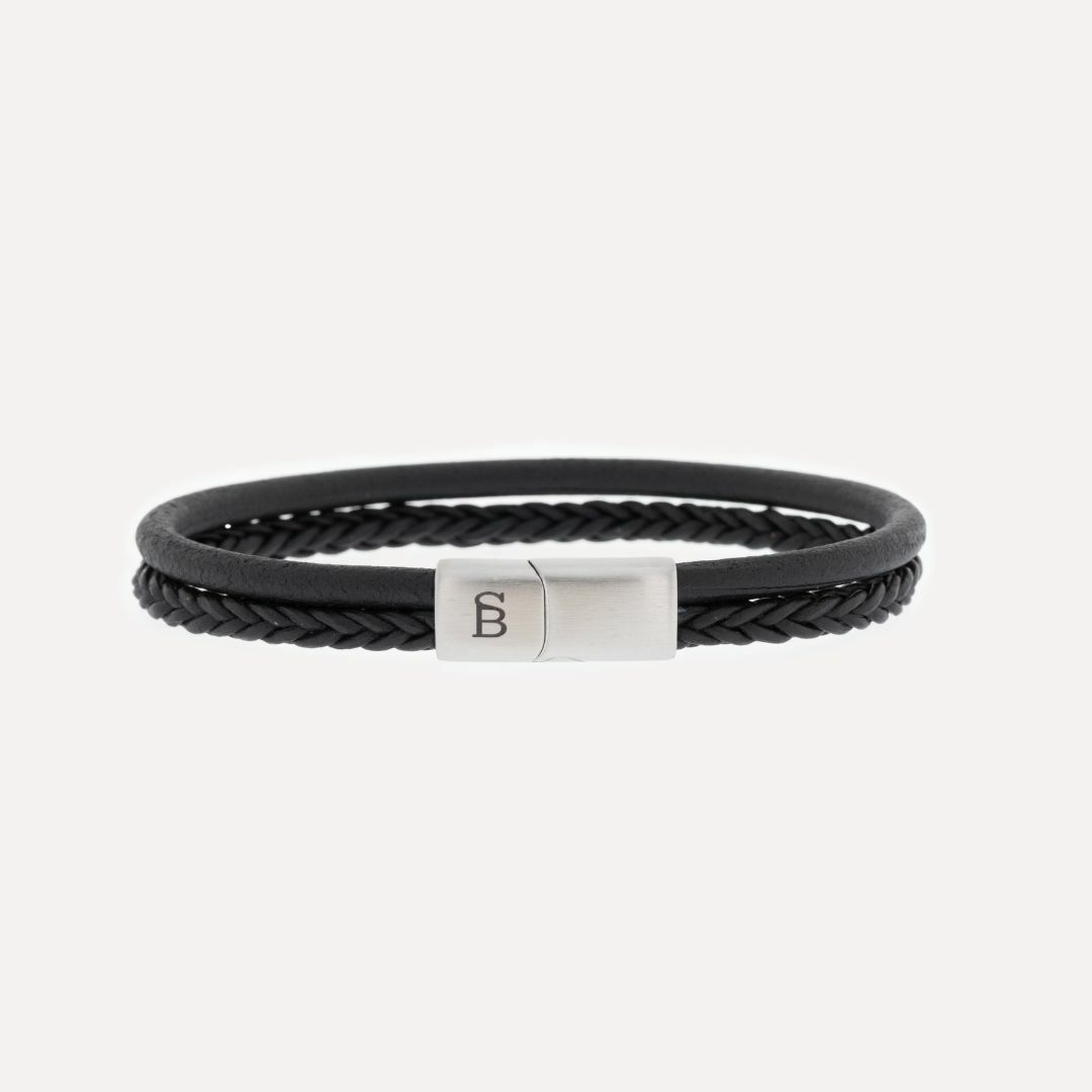 De Steel&Barnett Zwart Lederen Heren Armband LBD/005 is een stijlvolle zwart lederen armband. Het is nikkelvrij en gemaakt van echt zwart leer. Verkrijgbaar in small, medium en large. Draag het als een statement piece om elke casual of formele outfit een stoer en modern tintje te geven. Perfect voor elke gelegenheid.