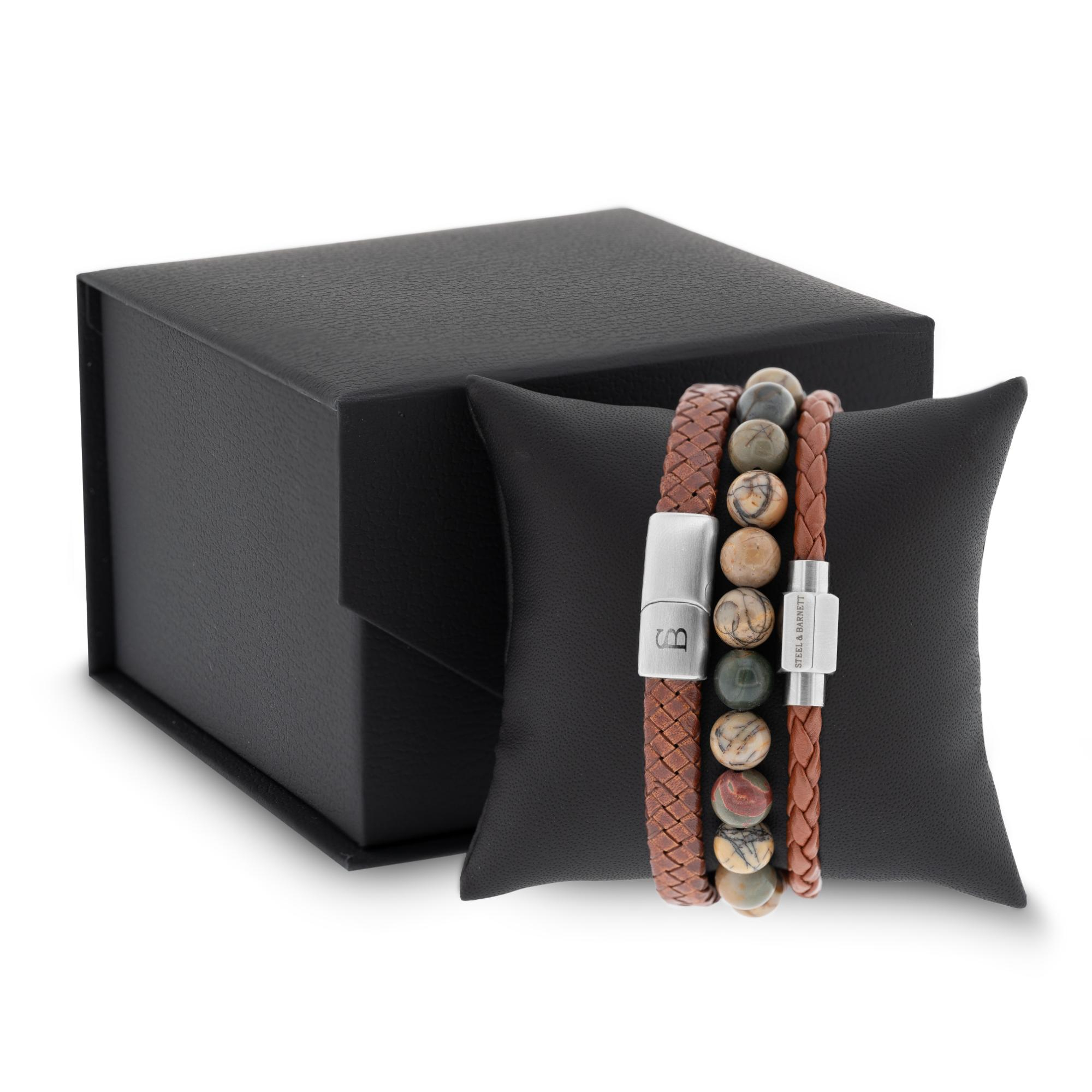 Gift Set Triple Cognac zijn 3 elegante armbanden gemaakt van echt leer in een stijlvolle bruine kleur, en nikkelvrij. Ideaal voor dagelijks gebruik of speciale gelegenheden. Draag het solo als statement stuk of in combinatie met andere sieraden voor een gelaagde look.