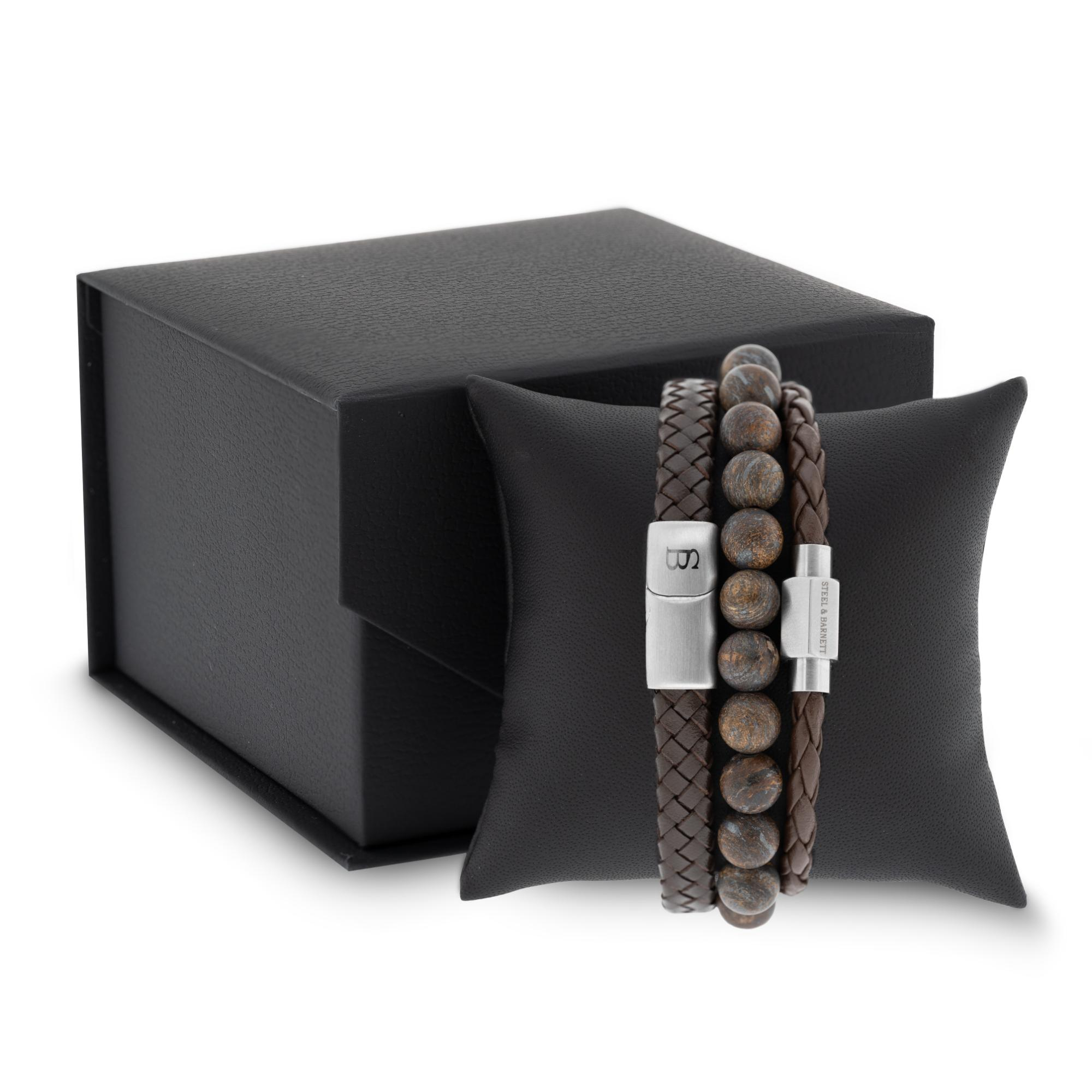 Gift Set Triple Brown zijn 3 elegante armbanden gemaakt van echt leer in een stijlvolle bruine kleur, en nikkelvrij. Ideaal voor dagelijks gebruik of speciale gelegenheden. Draag het solo als statement stuk of in combinatie met andere sieraden voor een gelaagde look.