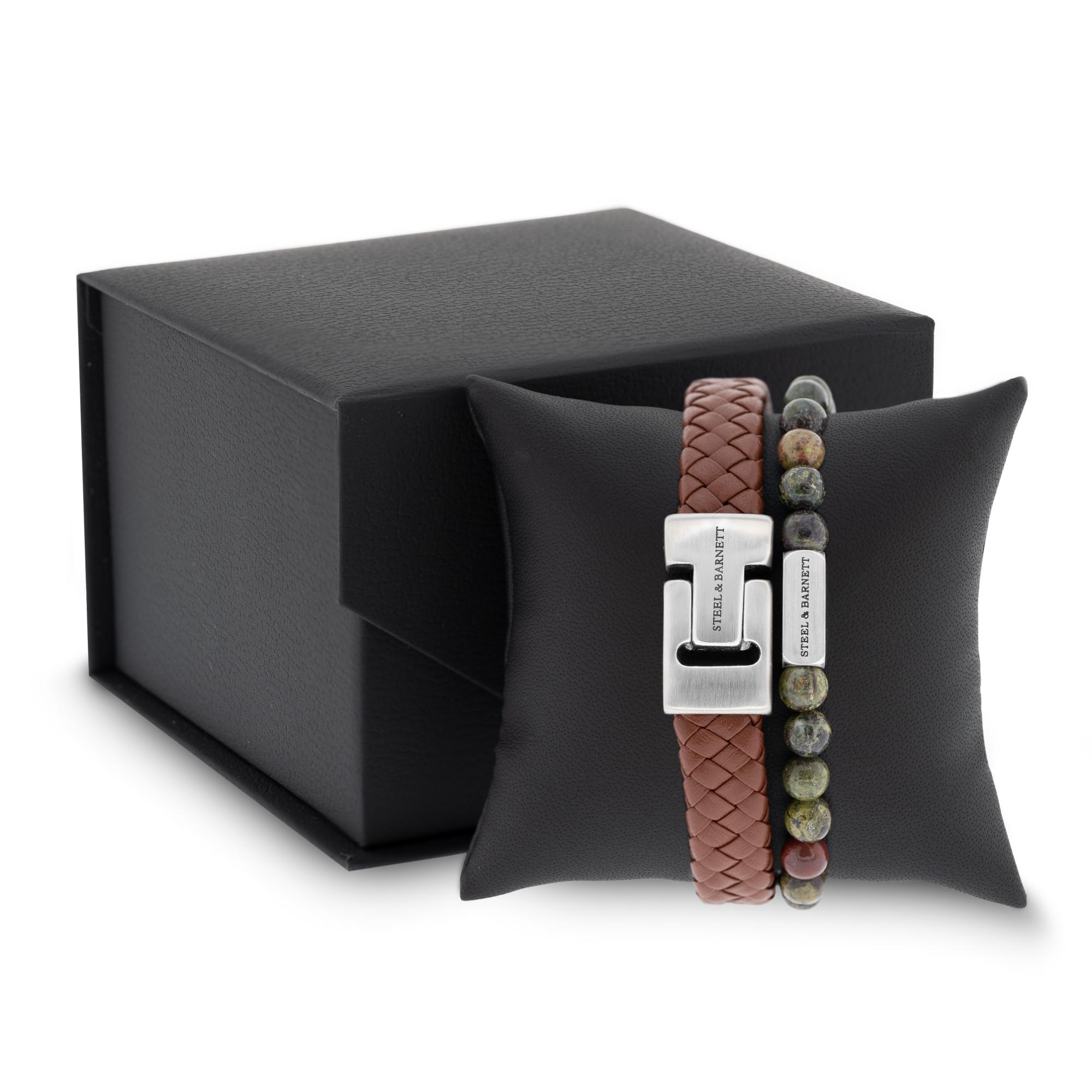 Gift Set Duo Cognac zijn 2 armbanden gemaakt van echt leer in een stijlvolle cognac kleur, en nikkelvrij. Ideaal voor dagelijks gebruik of speciale gelegenheden. Draag het solo als statement stuk of in combinatie met andere sieraden voor een gelaagde look.