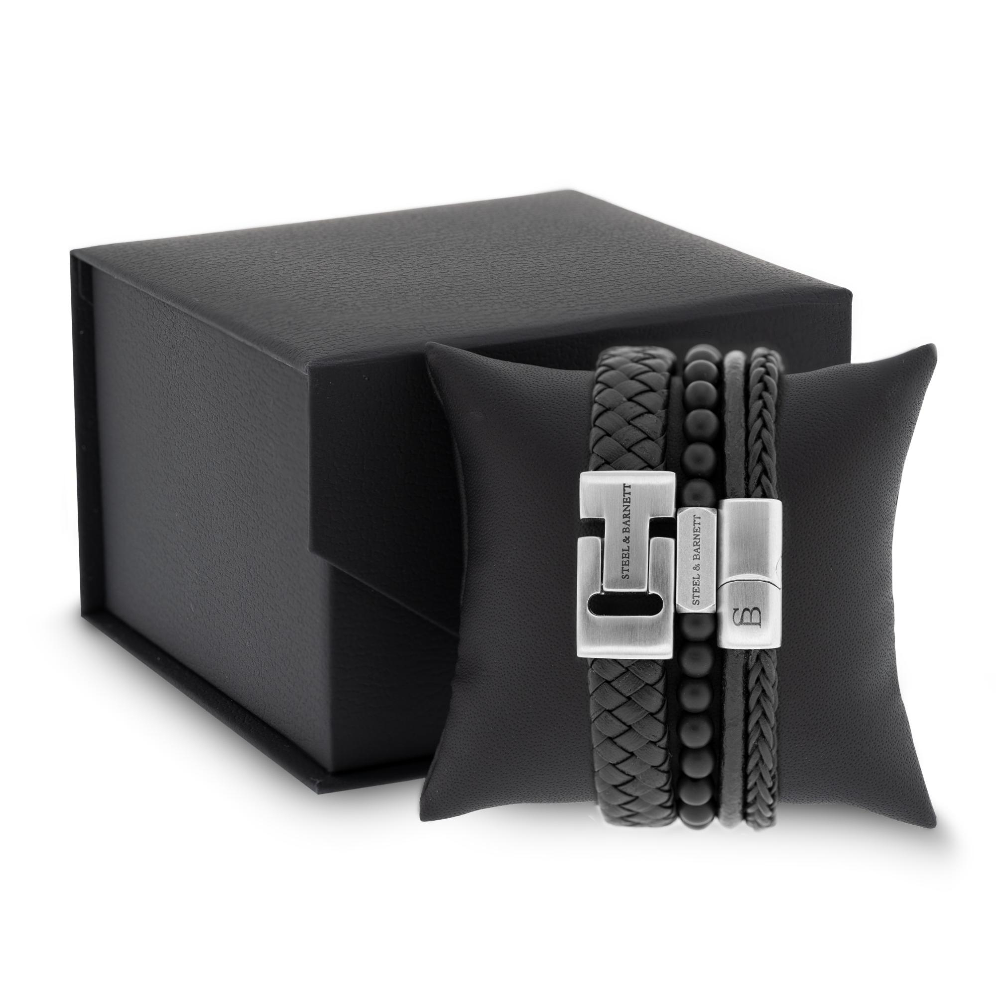 Gift Set Triple Black zijn 3 elegante armbanden gemaakt van echt leer in stijlvol zwart en nikkelvrij. Ideaal voor dagelijks gebruik of speciale gelegenheden. Draag het solo als statement stuk of in combinatie met andere sieraden voor een gelaagde look.