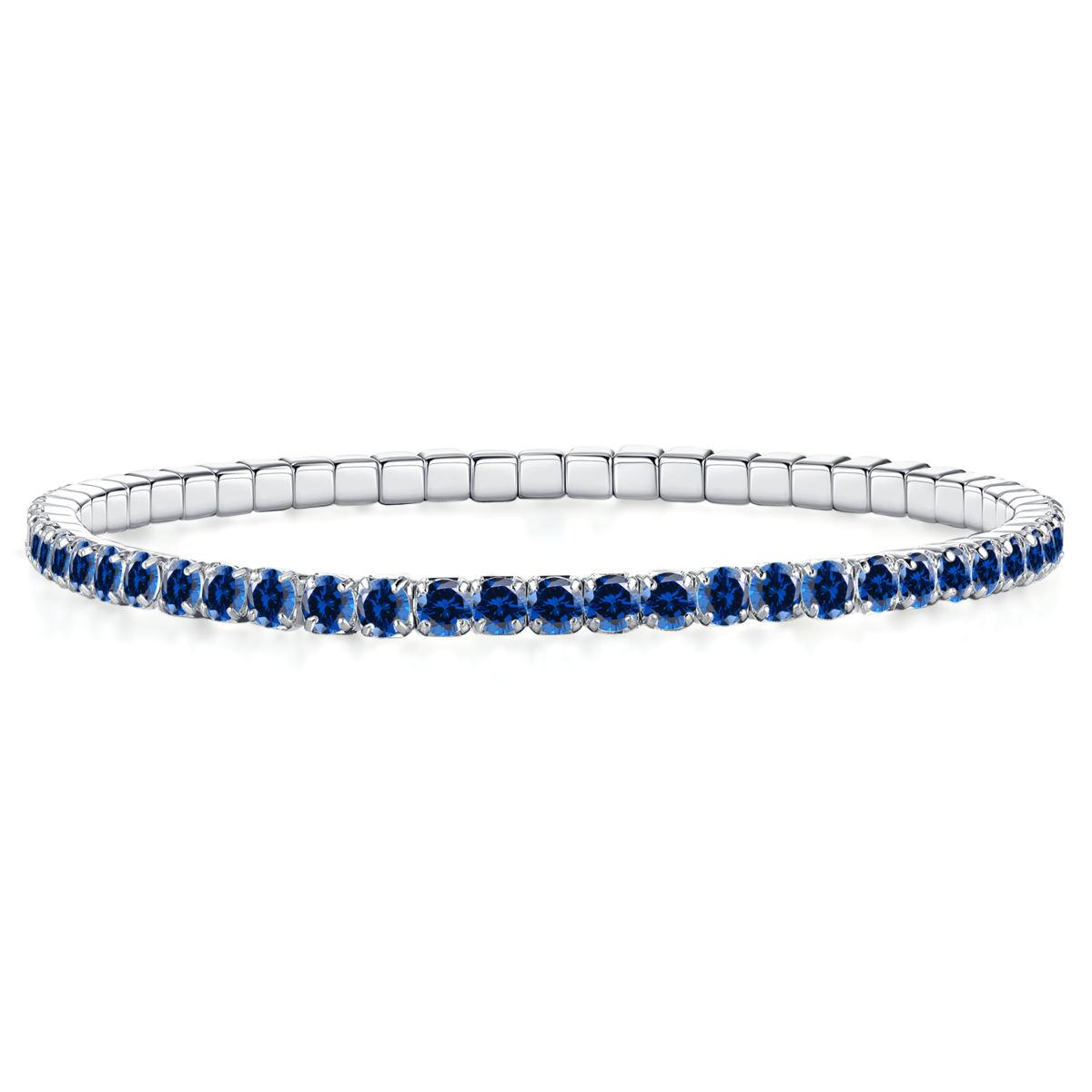 Laat je pols stralen met deze exclusieve zilveren tennisarmband van Gisser (ST2.5DB-18) in maat 18. Dit elegante sieraad is rondom bezet met koningsblauwe (saffierblauwe) zirkonia-stenen in een stevige chatonzetting. Vervaardigd uit hoogwaardig 925 sterling zilver en glanzend gepolijst. Een tijdloze klassieker die perfect is als luxueus cadeau of als stijlvolle eyecatcher voor dagelijks gebruik.