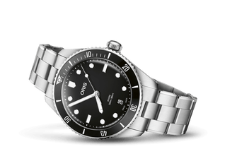 De Oris Divers Date 39 mm combineert een vintage duikhorloge-look met moderne Zwitserse techniek en een verfijnde afwerking. De zwarte wijzerplaat, keramische bezel en robuuste stalen kast zorgen voor een stijlvolle uitstraling met uitstekende krasbestendigheid en waterdichtheid tot 200 meter. Dankzij het automatische uurwerk, saffierglas en het comfortabele stalen bandje is dit horloge perfect voor zowel dagelijks gebruik als avontuurlijke momenten. (41u gangreserve,quick relaese en extra zwarte rubberen band)