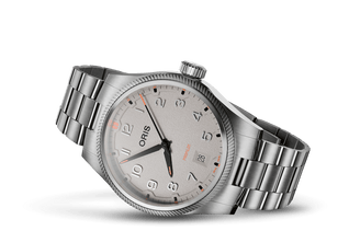 De Oris ProPilot Date 41 mm combineert een stoer pilotenhorloge-design met moderne Zwitserse techniek en een verfijnde afwerking. De grijze wijzerplaat, robuuste stalen kast en het heldere, uitstekend afleesbare ontwerp maken dit horloge perfect voor zowel dagelijks gebruik als avontuurlijke momenten. Dankzij het automatische uurwerk, saffierglas en de comfortabele stalen band biedt dit model een ideale balans tussen functionaliteit, duurzaamheid en stijl.