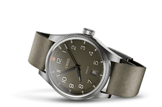De Oris ProPilot Date 41 mm combineert een modern pilotenhorloge-design met Zwitserse precisie en een sportief karakter. De mosgroene wijzerplaat, robuuste stalen kast en iconische turbine-ge&iuml;nspireerde bezel geven het horloge een krachtige en eigentijdse uitstraling. Dankzij het automatische uurwerk, saffierglas en de comfortabele leren band is dit model perfect voor dagelijks gebruik met een stijlvolle, avontuurlijke touch.
(quick-relaese en 41u gangreserve)