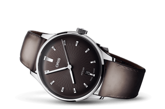 De Oris Artelier Date combineert een elegante dresswatch-uitstraling met moderne Zwitserse horlogetechniek. De zwarte wijzerplaat, verfijnde stalen kast van 38 mm en luxe leren band zorgen voor een tijdloze en stijlvolle uitstraling die perfect past bij zowel zakelijke als casual outfits. Dankzij het automatische uurwerk, saffierglas en de transparante achterzijde biedt dit horloge een perfecte balans tussen klassiek design en hedendaags vakmanschap. (41u gangreserve en quick-release systeem)