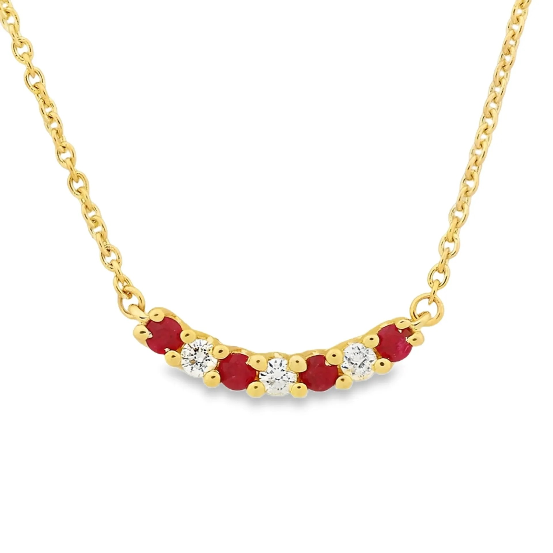 Het 14 karaats geelgouden collier, bevat een prachtige robijn en 0,06ct diamant. Dit elegante sieraad is perfect voor een verfijnde uitstraling. Draag het bij zowel formele evenementen als casual gelegenheden voor een vleugje luxe. De combinatie van robijn en diamant maakt het een tijdloos en veelzijdig accessoire.