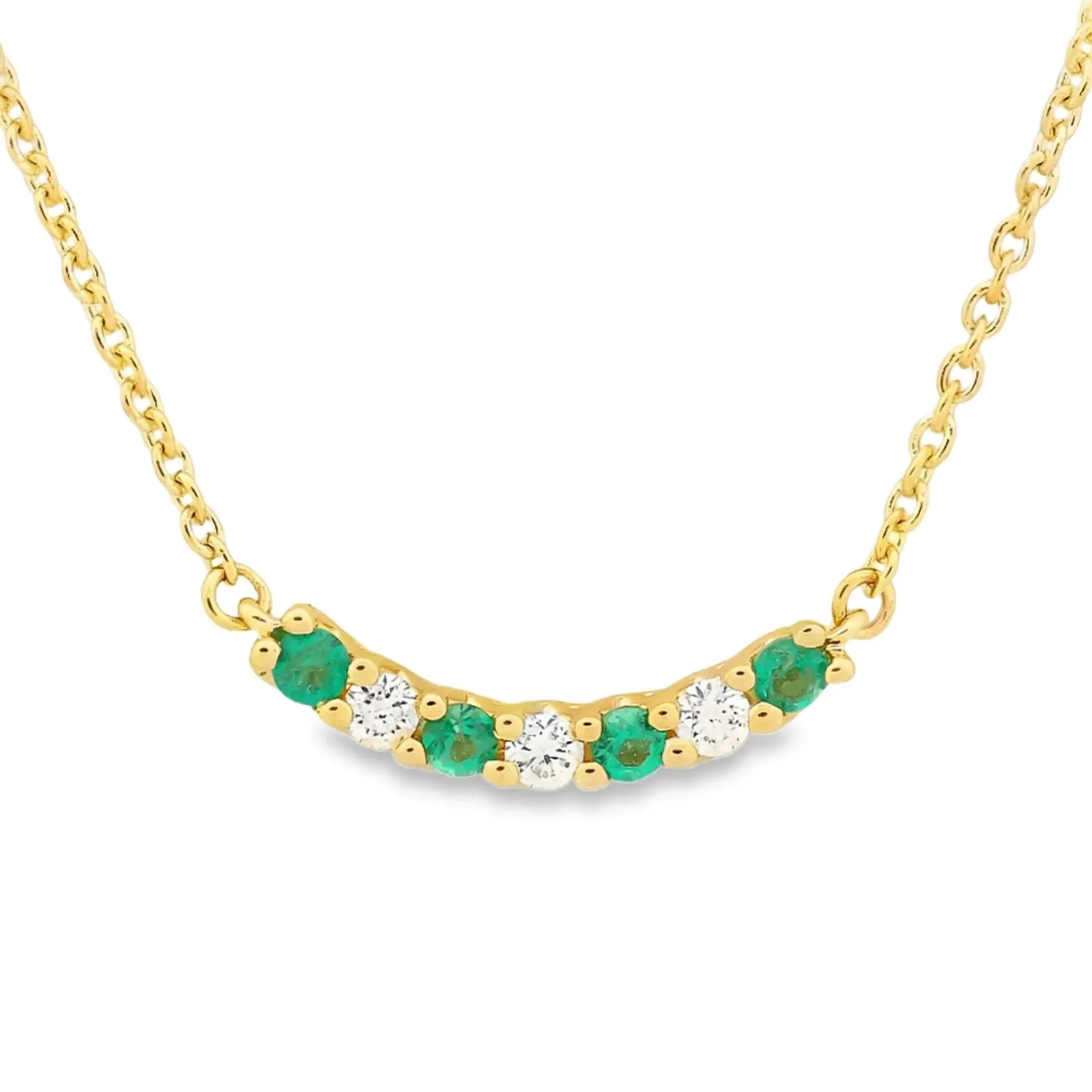 Dit 14 karaats geelgouden collier, is voorzien van een prachtige smaragd en 0,06 ct diamant. Deze elegante ketting, met een lengte van 450mm, is een verfijnde toevoeging aan elke juwelencollectie. Draag deze tijdloze klassieker in combinatie met een lage halslijn om de edelstenen prachtig naar voren te laten komen.