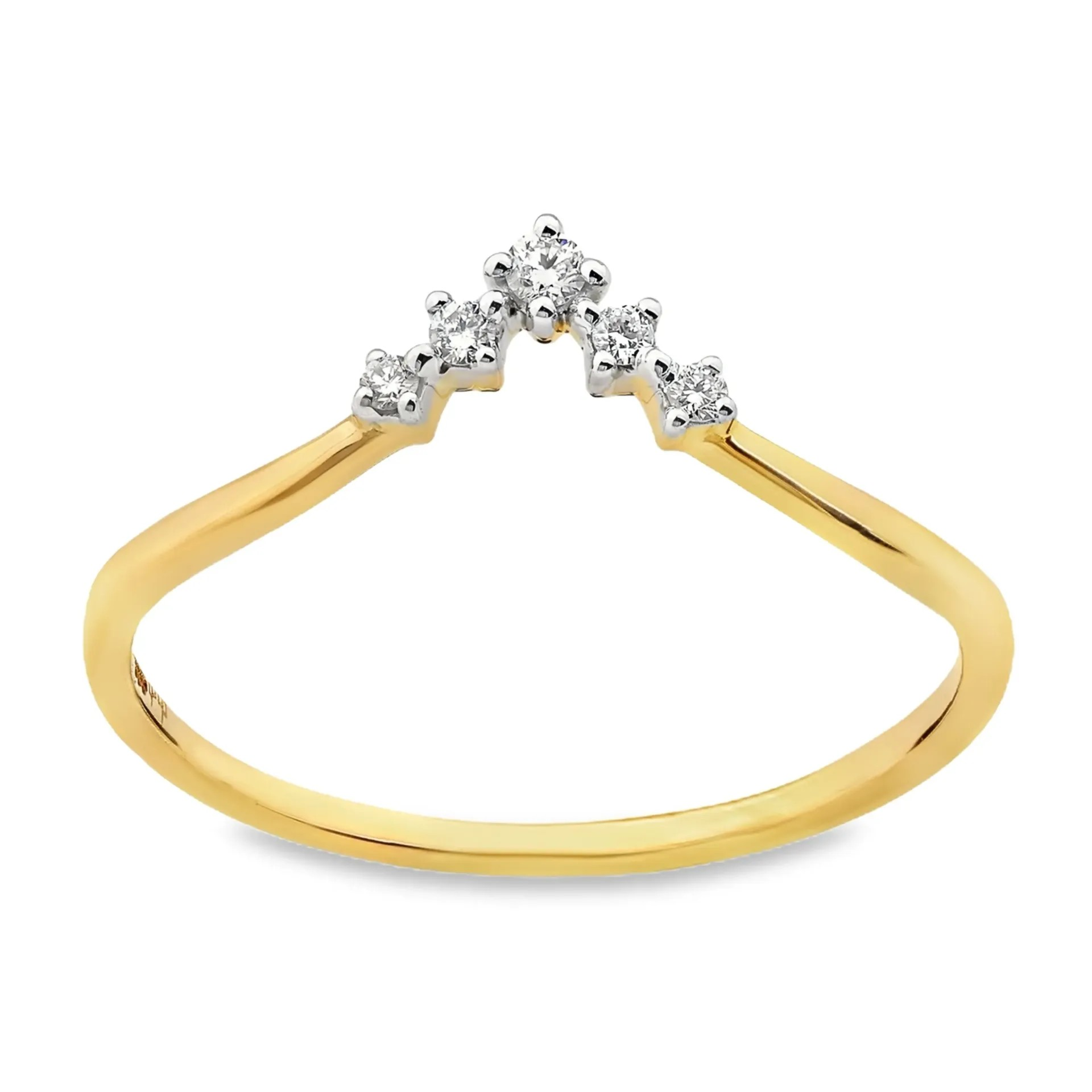 De 14 Karaats Geelgouden ring is een verfijnde ring uit de Van Zaanen Goud Collectie. De ring bevat een schitterende diamant van 0,06ct, wat het tot een opvallend sieraad maakt. Draag het solo voor een subtiele look of gecombineerd met andere ringen voor een stijlvolle, gelaagde uitstraling. Perfect voor iedere gelegenheid.